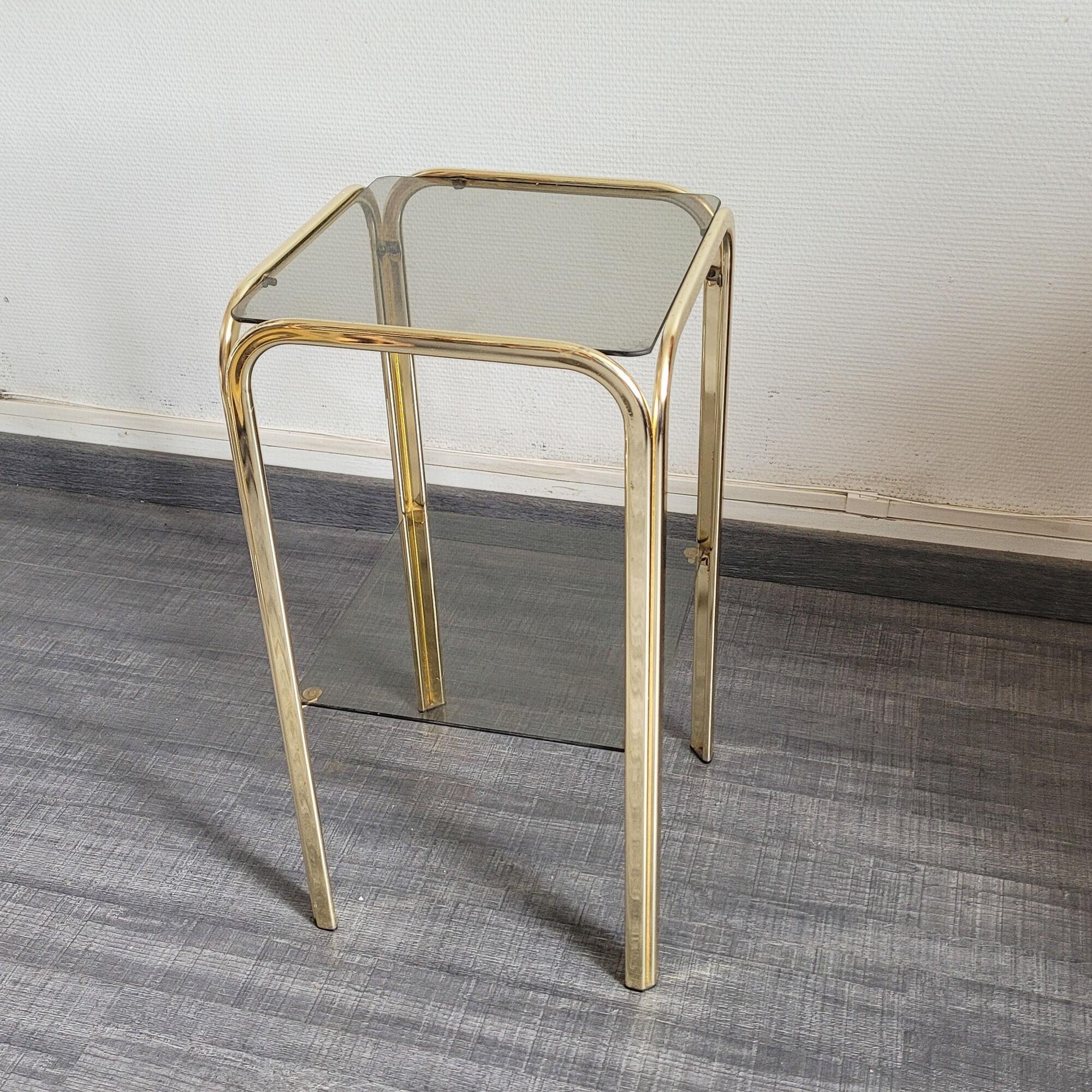 Fifth wheel end of sofa smoked glass and gold metal