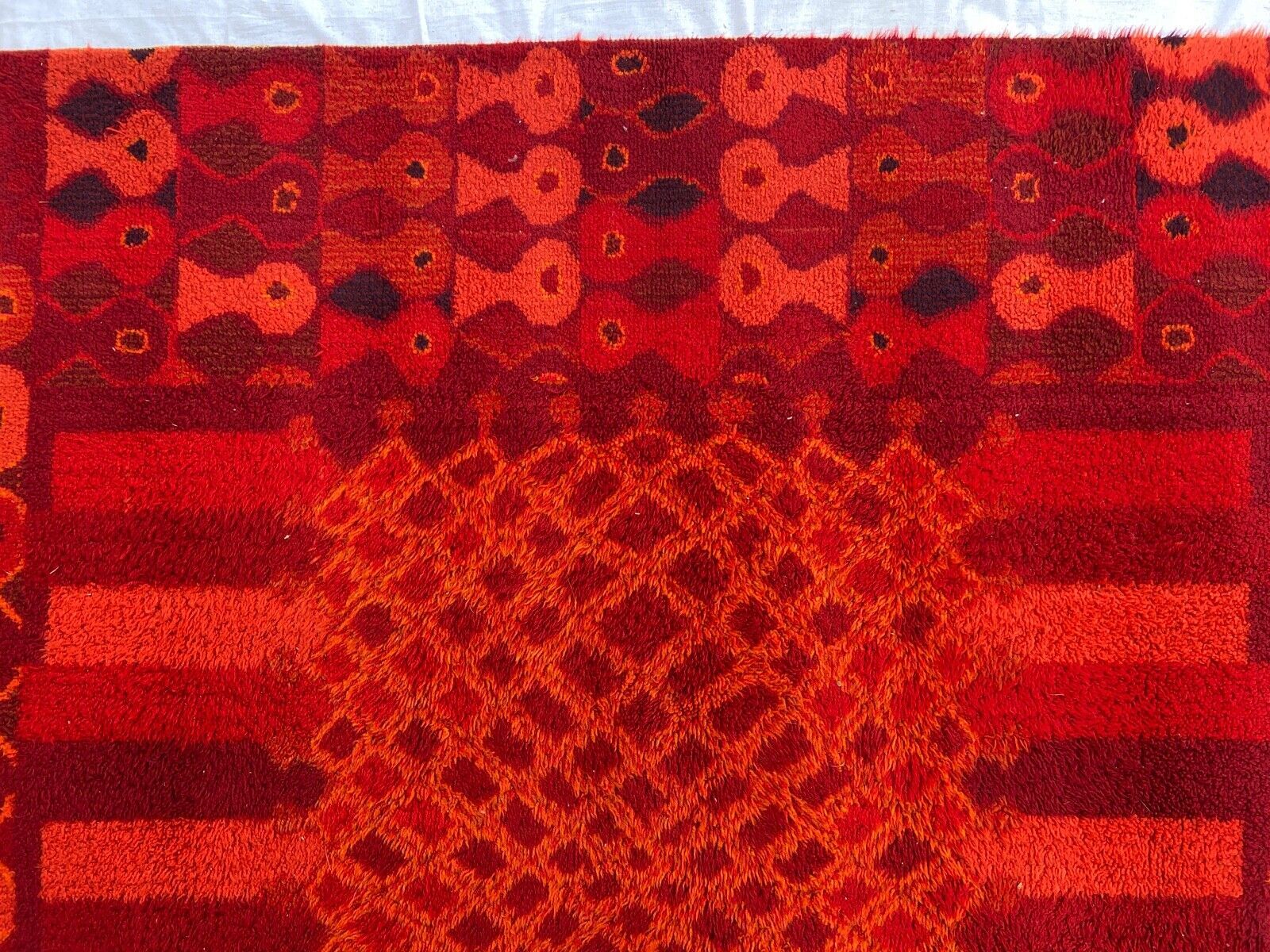 Carpet 1970 pop design geometric red background wool 229 cm x 170 cm