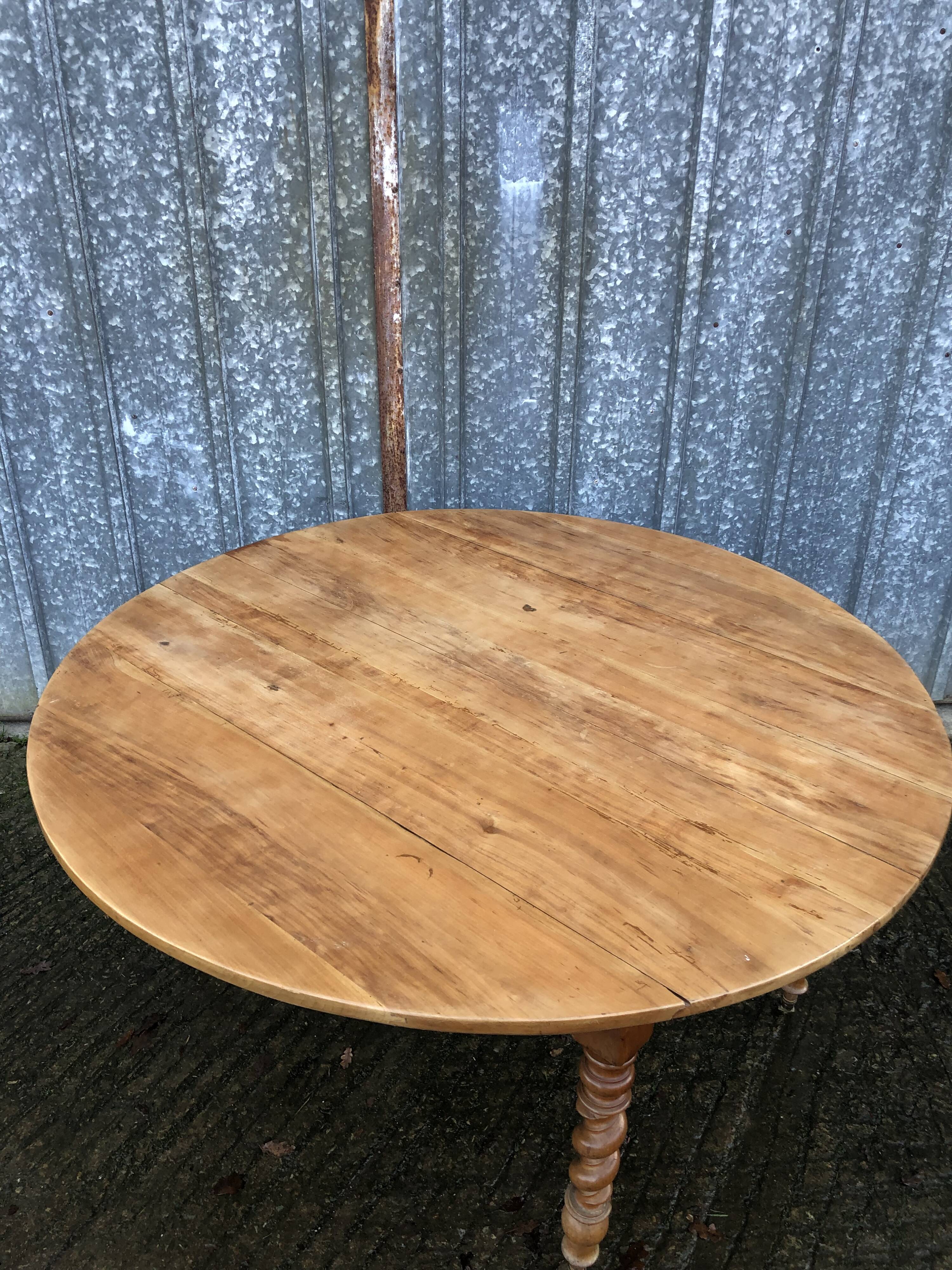 Round table in solid cherry wood, extendable with twisted legs, Louis Philippe style.
