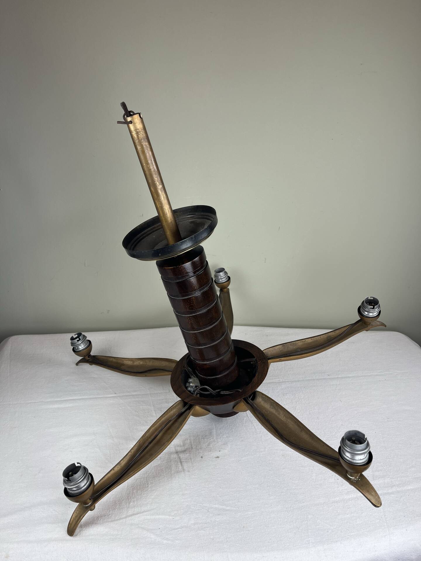 Lustre moderniste français en bois, laiton et verres opalescents