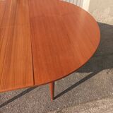Scandinavian table with integrated extension