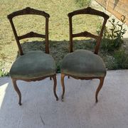 Paire de chaises style Louis 15