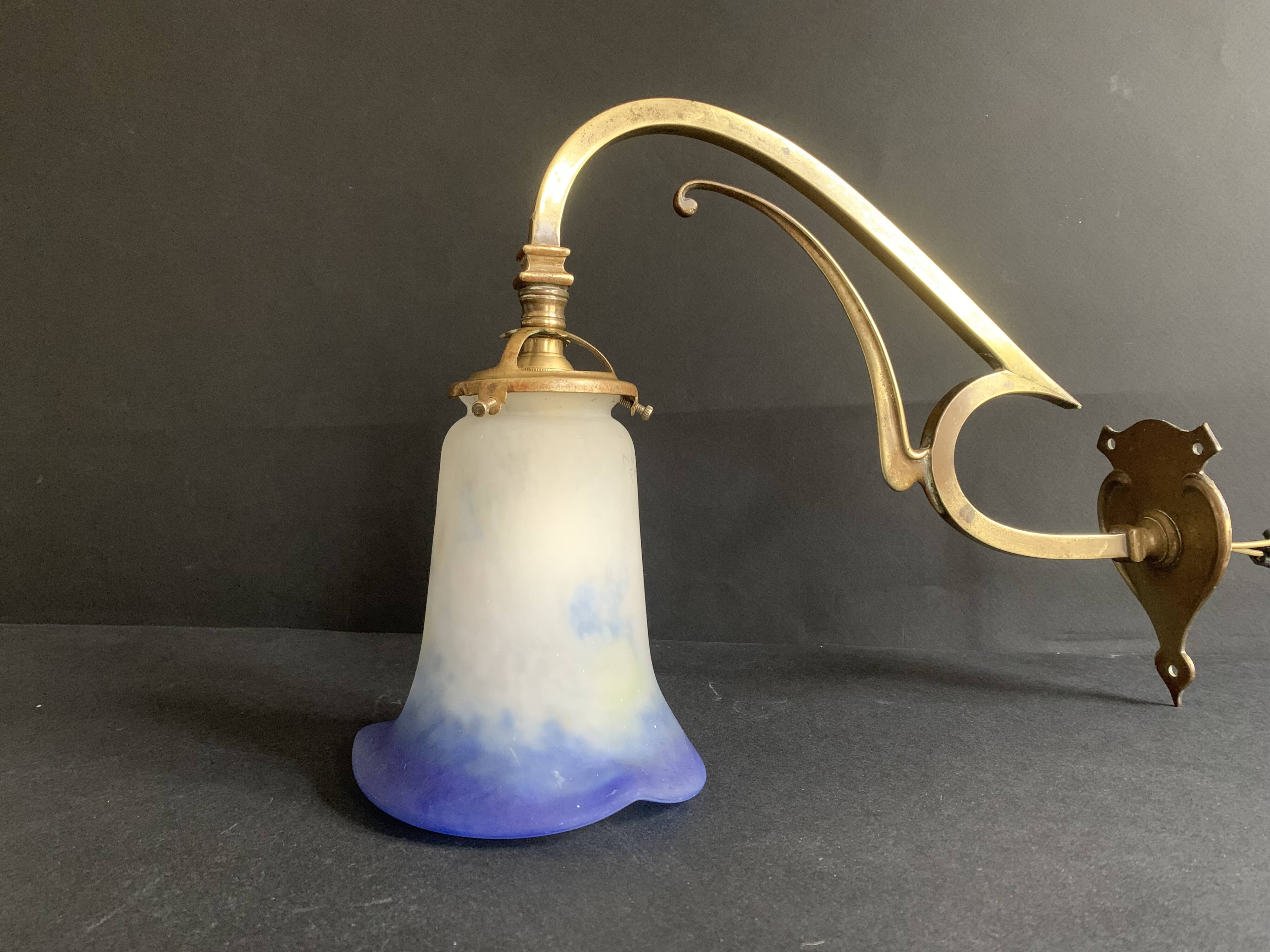 Art Nouveau wall light in gilded brass and glass paste tulip
