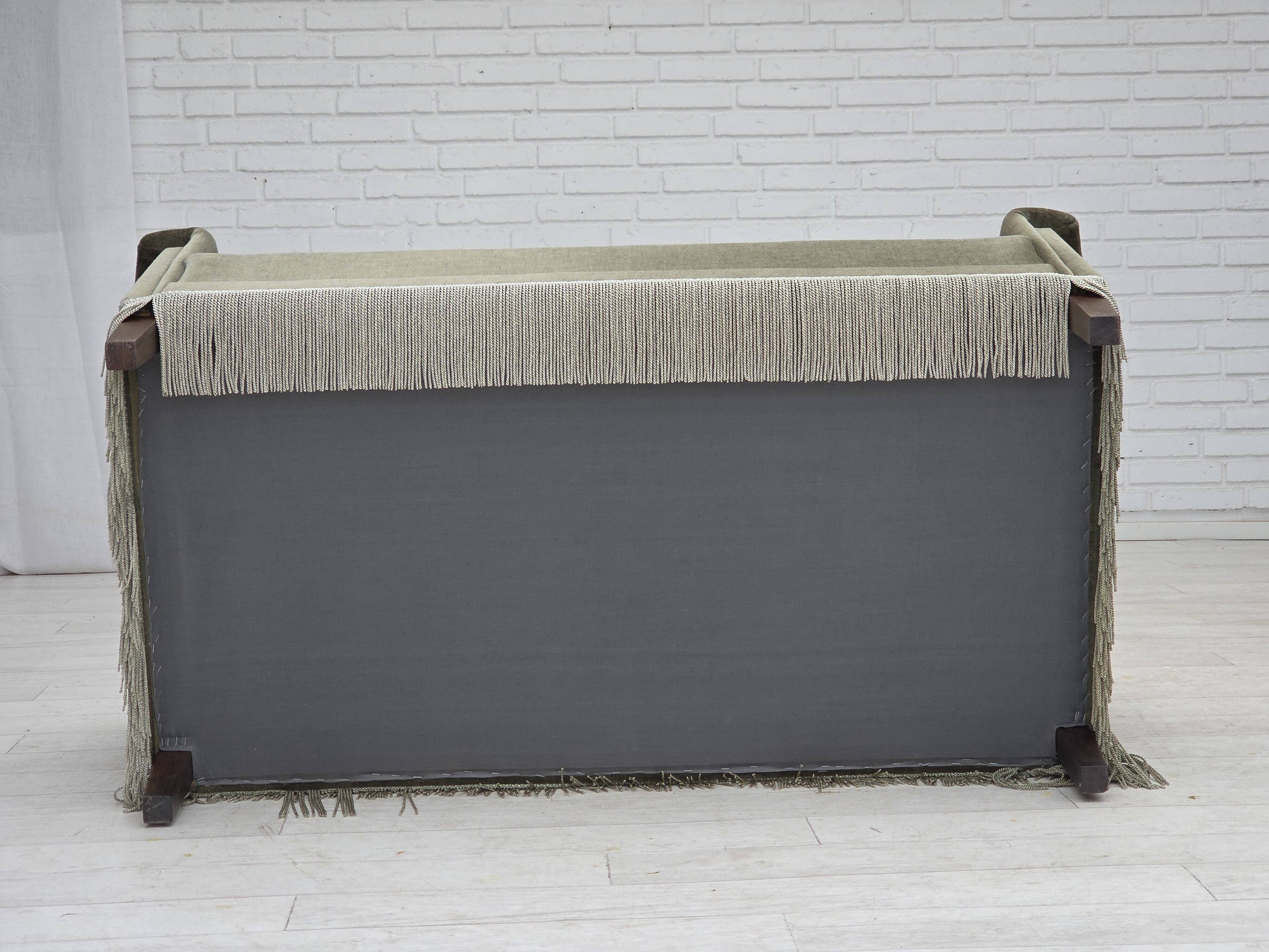 Canapé 2 places danois des années 1970, velours vert, bois de hêtre.