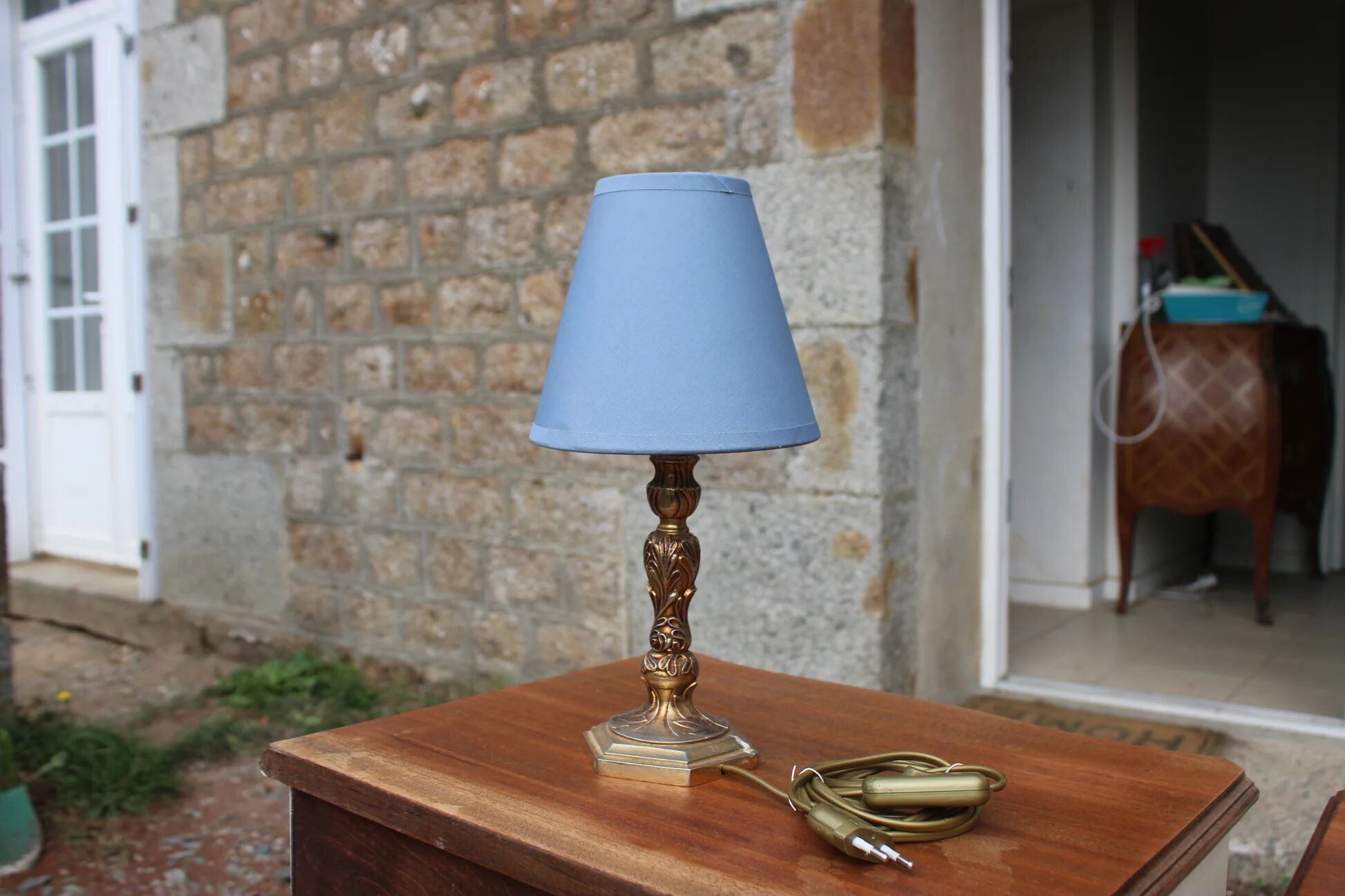 Vintage bedside lamp in gold metal – sculpted base and blue shade