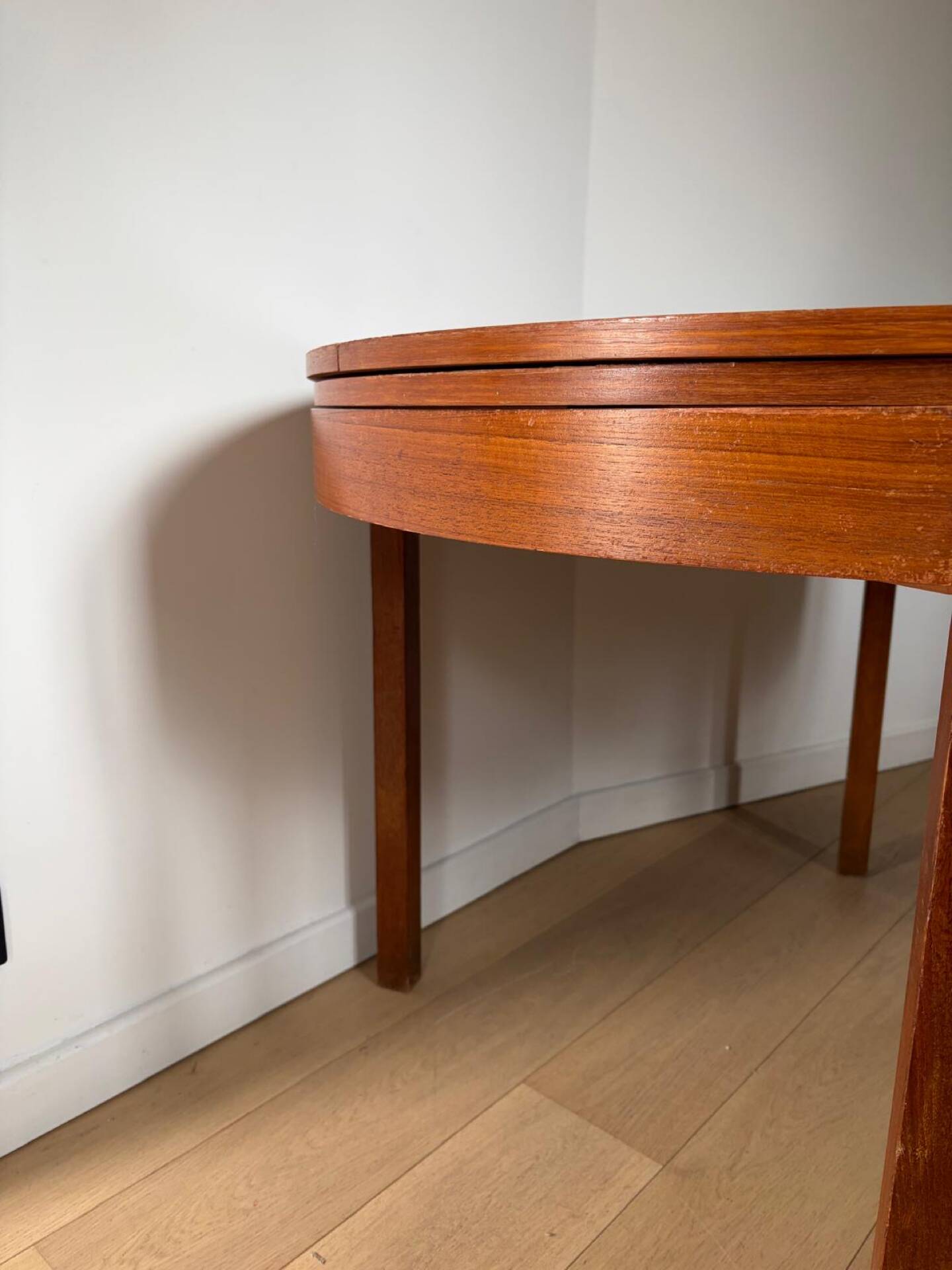 Extendable teak round table