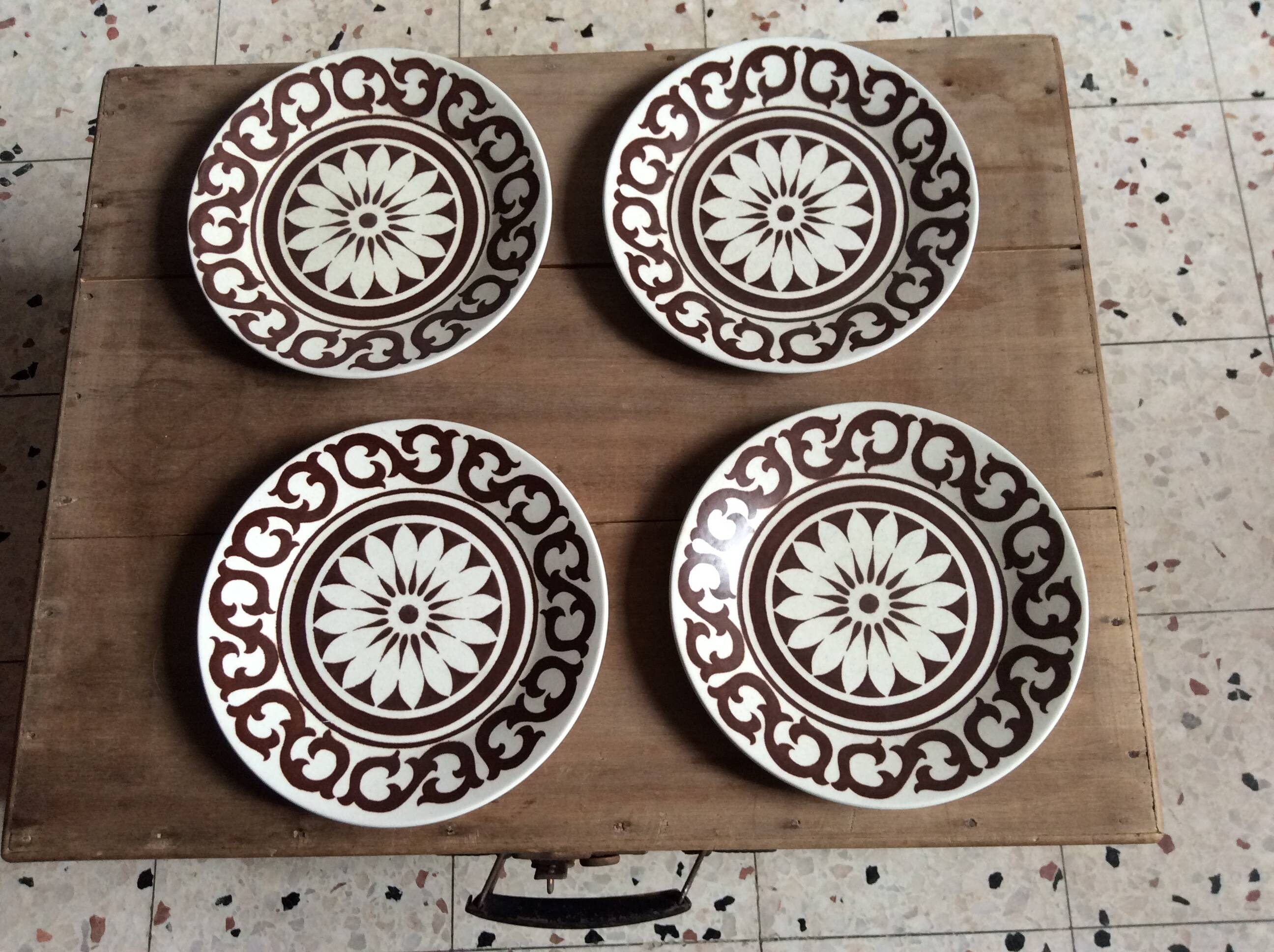 4 assiettes à dessert England