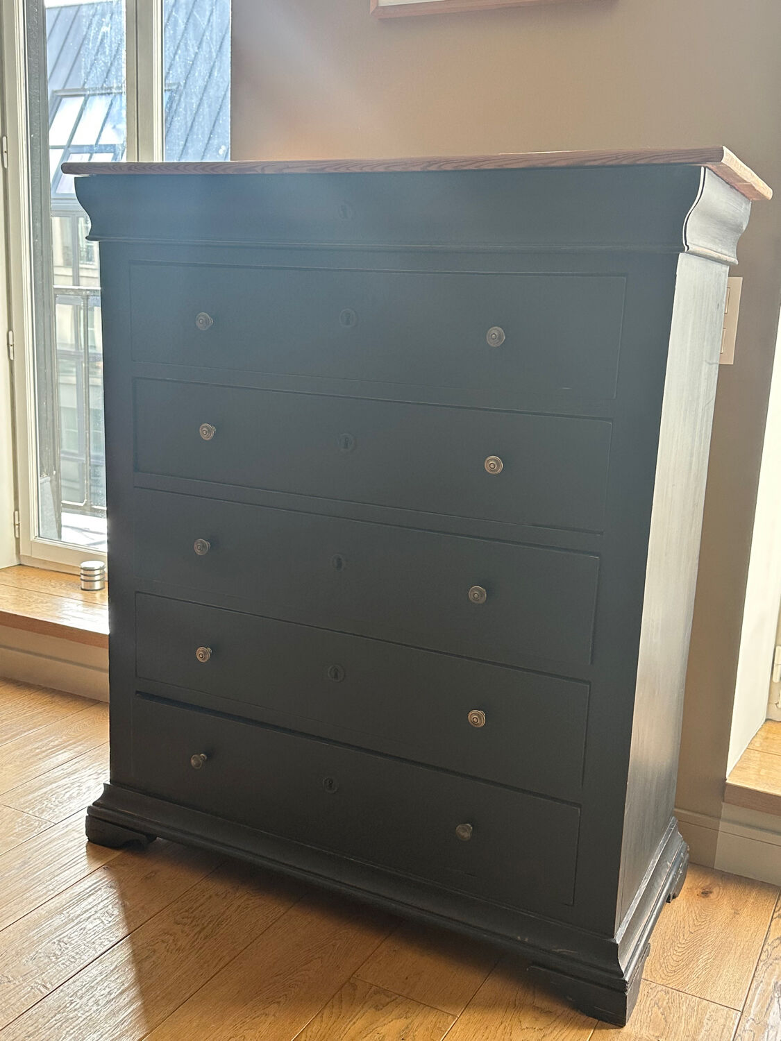 Black wooden chest of drawers