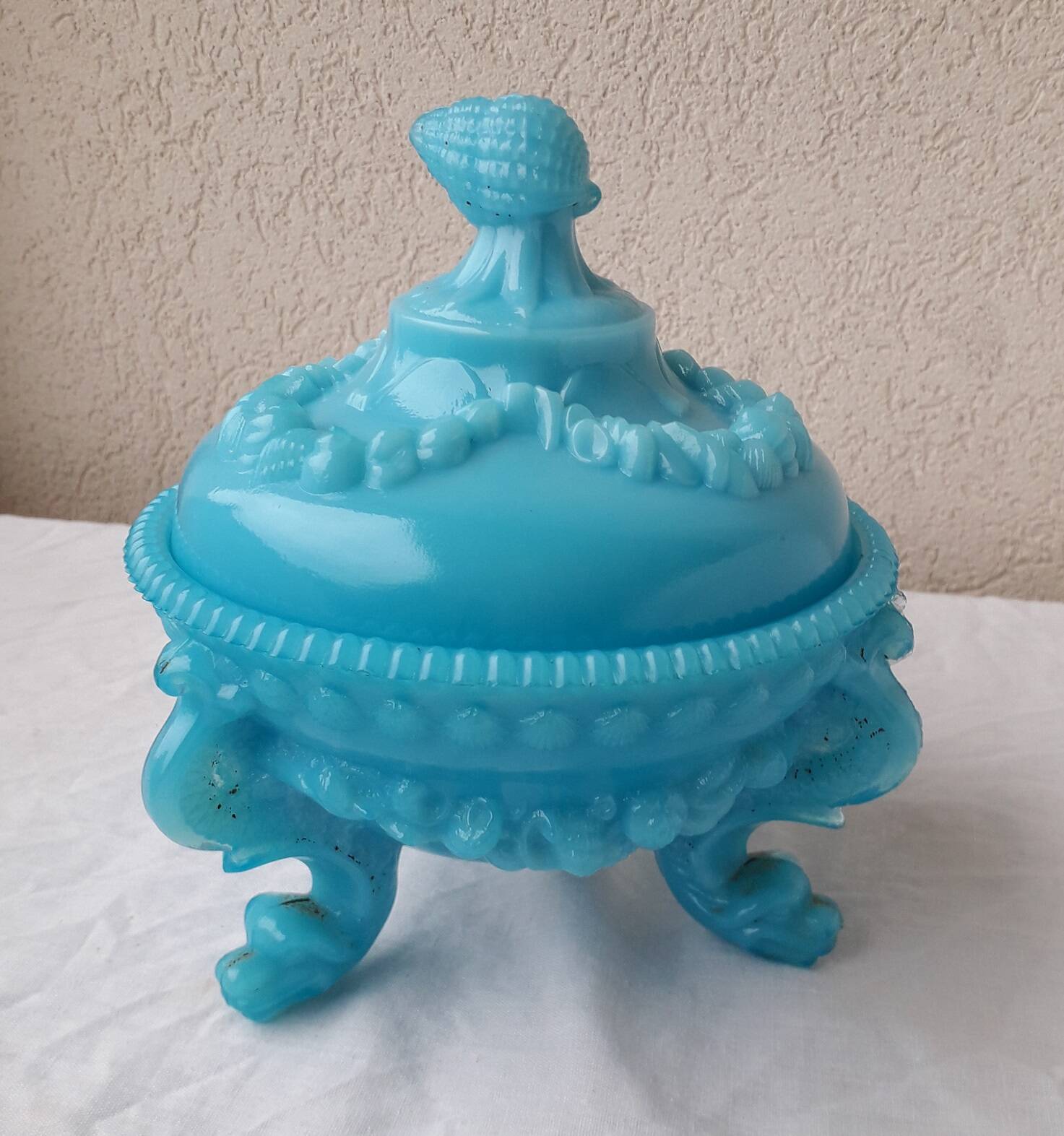 Bonbonnière en opaline bleue