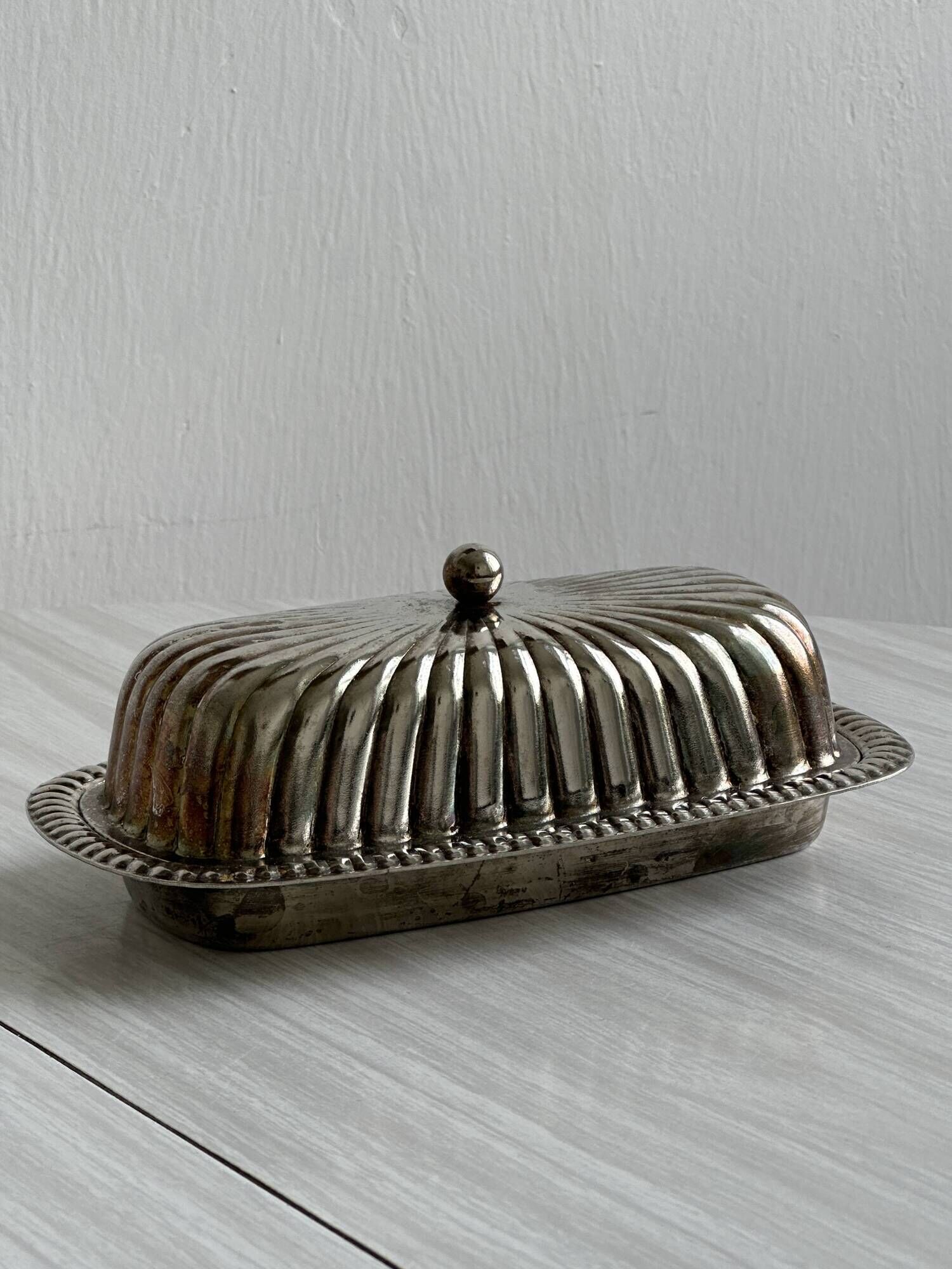 Old English butter dish in silver-plated metal and chiseled crystal.