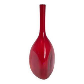 Triangular red glass vase by Gunnar Ander for Elme Glasbrück.