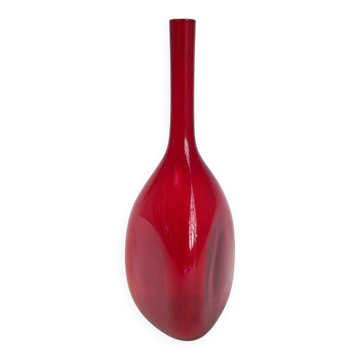 Triangular red glass vase by Gunnar Ander for Elme Glasbrück.