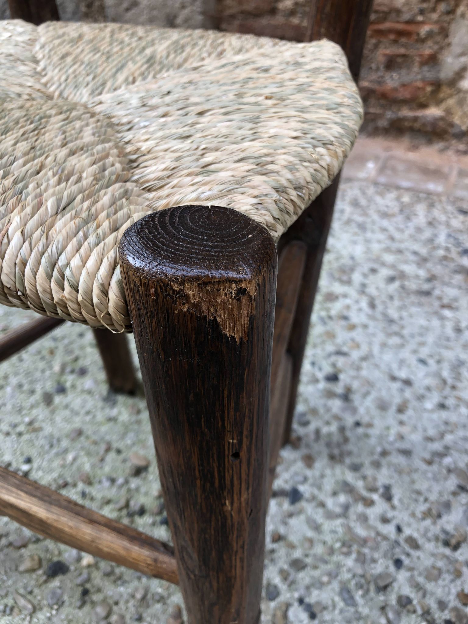 Chaise paillée brutaliste