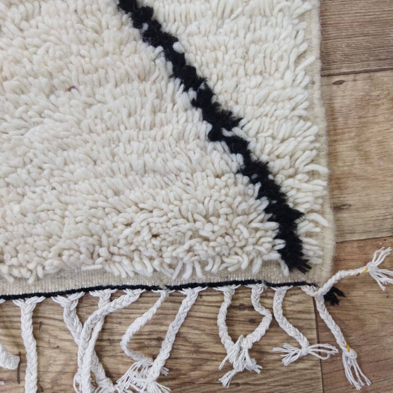 Azilal Berber rug in handmade wool 250 X 157 CM