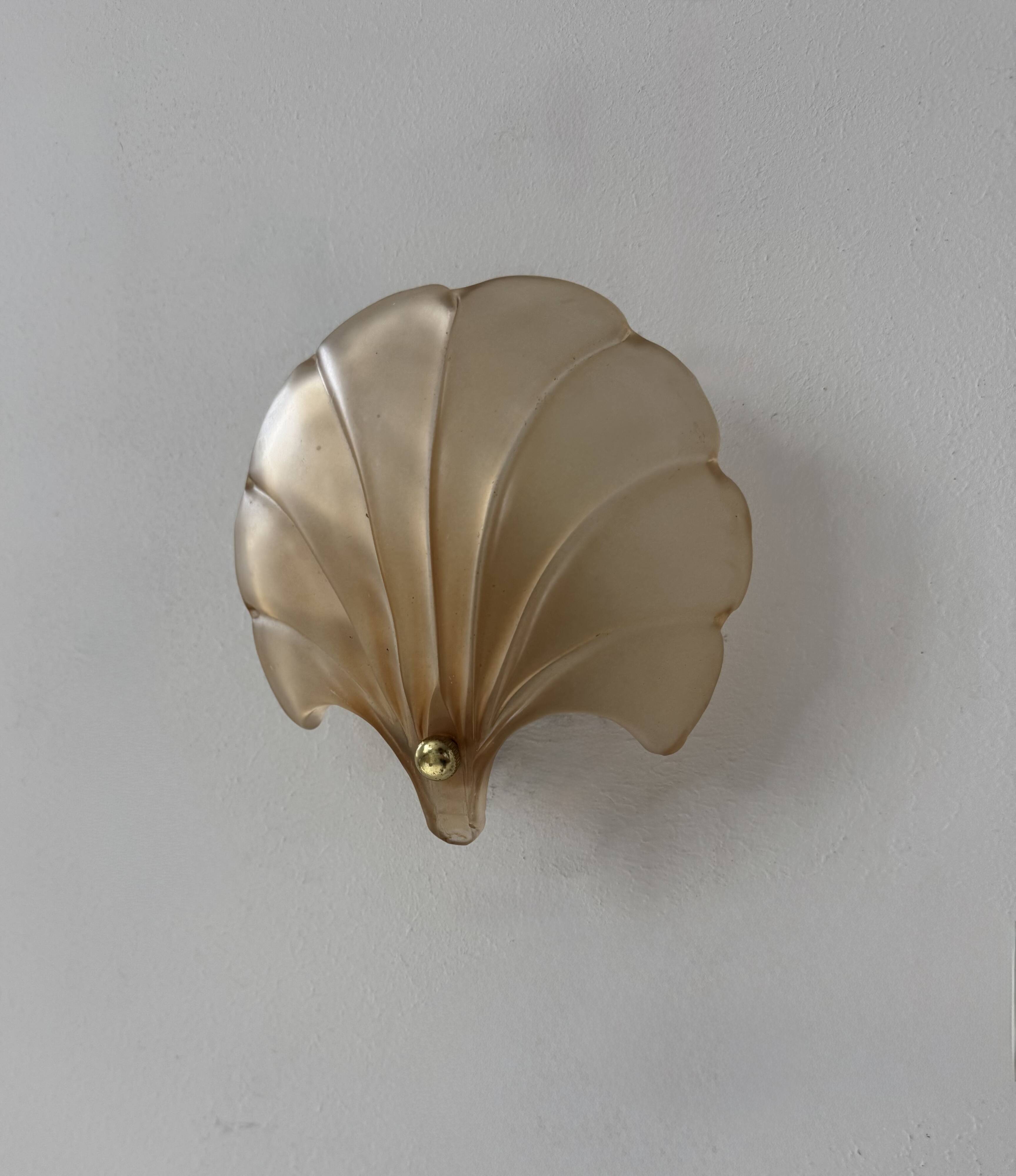 Applique vintage coquillage, verre ambré, France, 1970