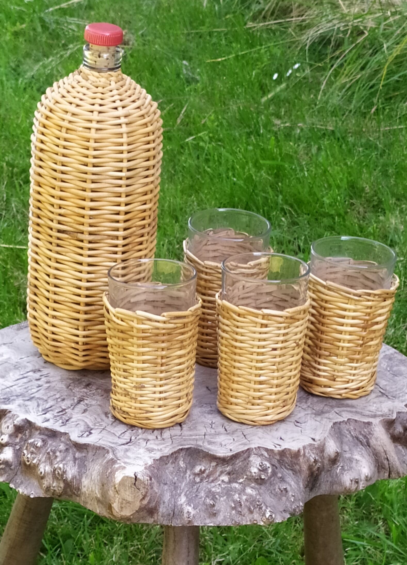 Bouteille et verres en rotin