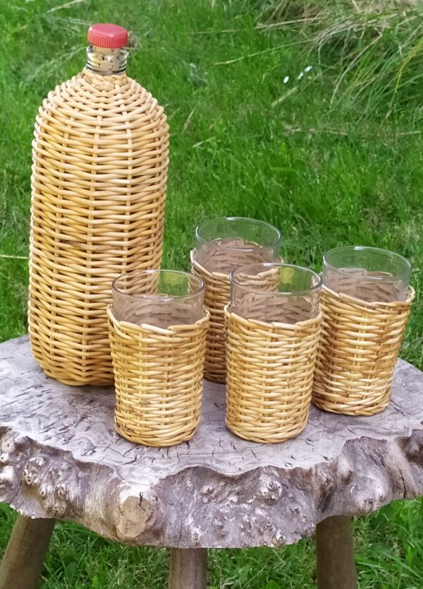 Bouteille et verres en rotin