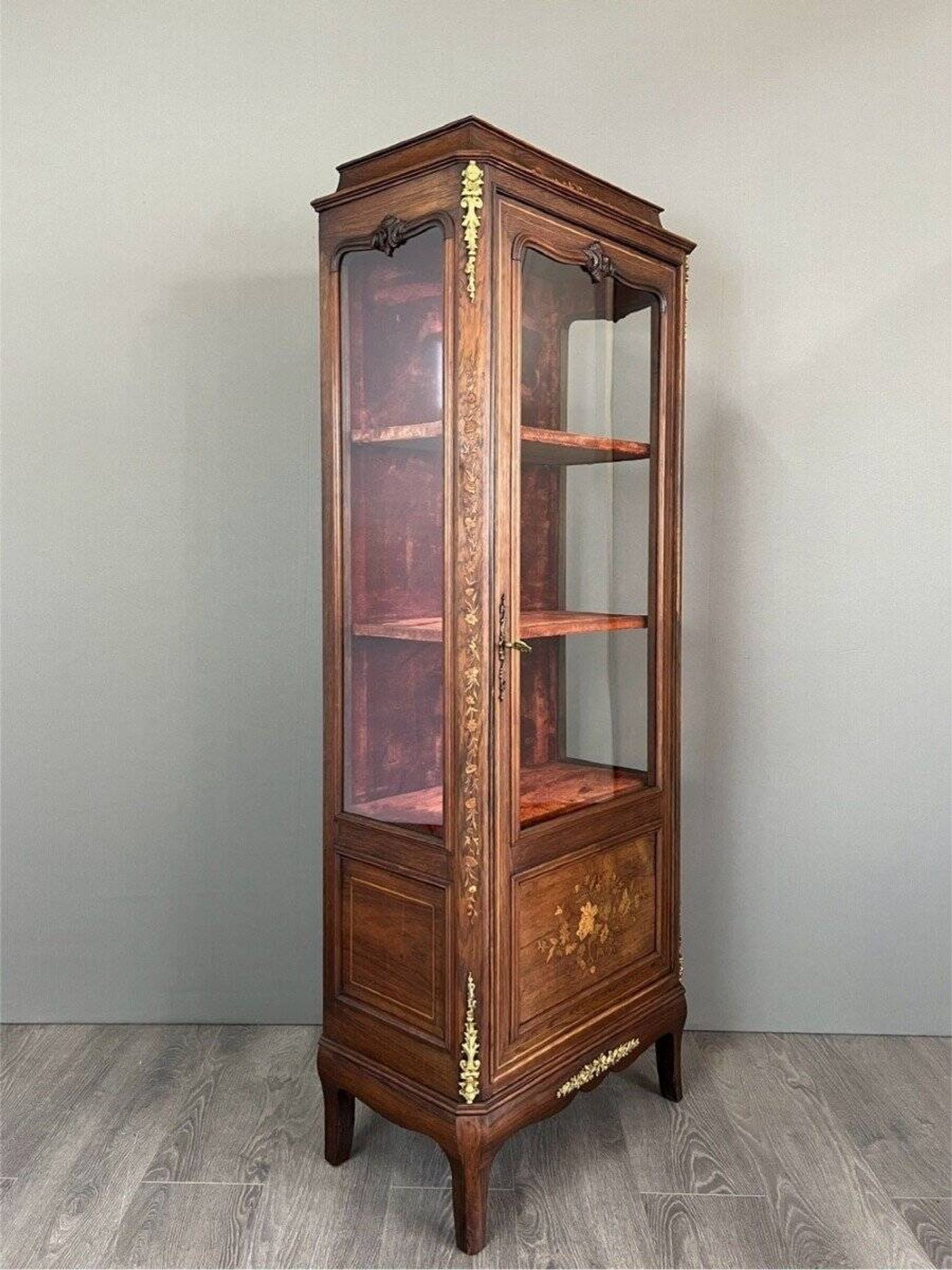 Vitrine ancienne en marqueterie et bronze, XIXème siècle