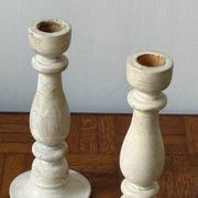 Paire de bougeoirs en bois blanc