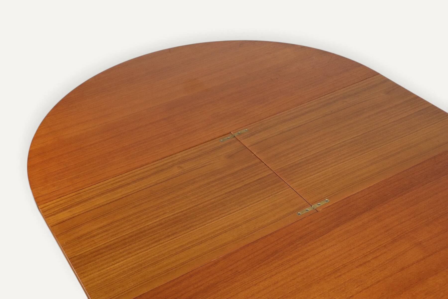 Round extendable dining table in teak – 1960s