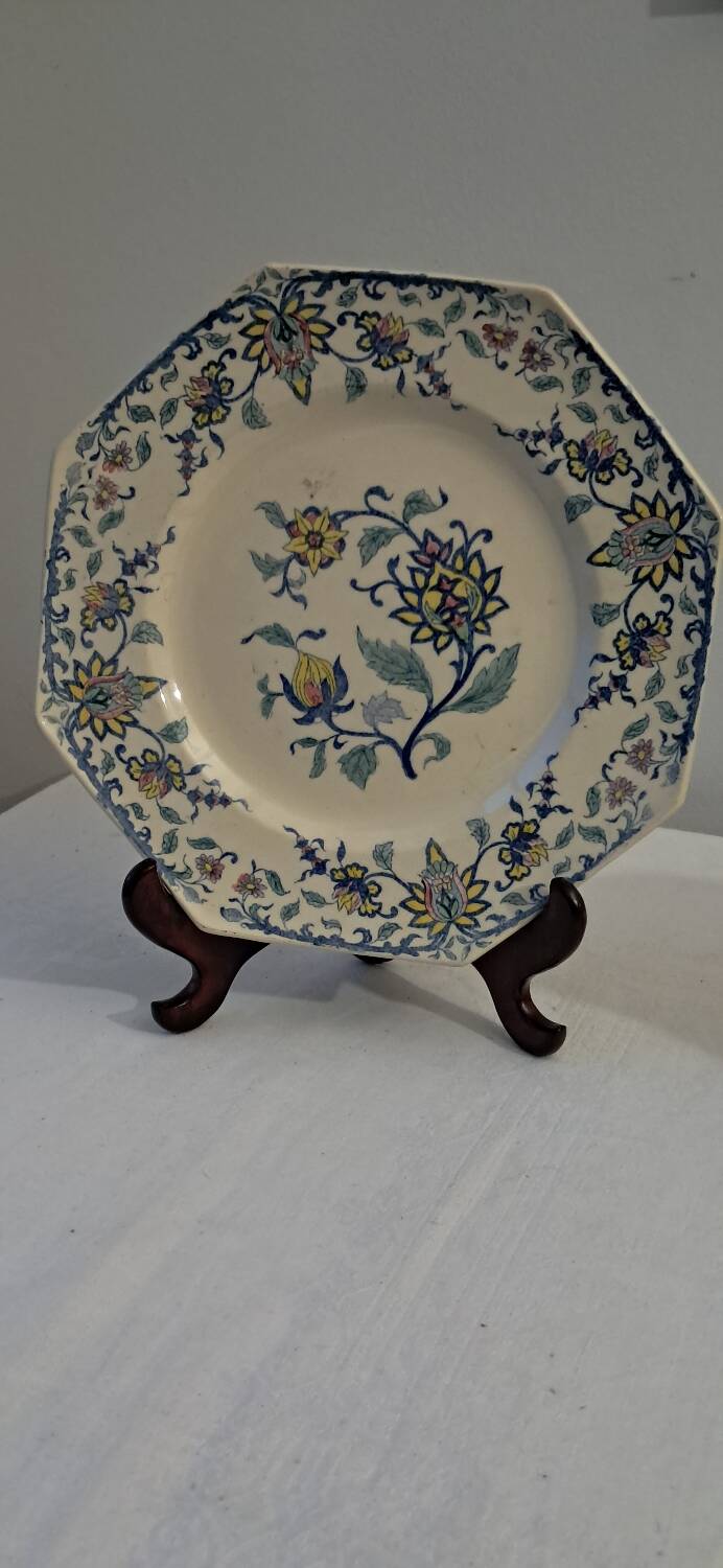 Longchamp octagonal plate, Bagdad model. Late 19th, early 20th century.