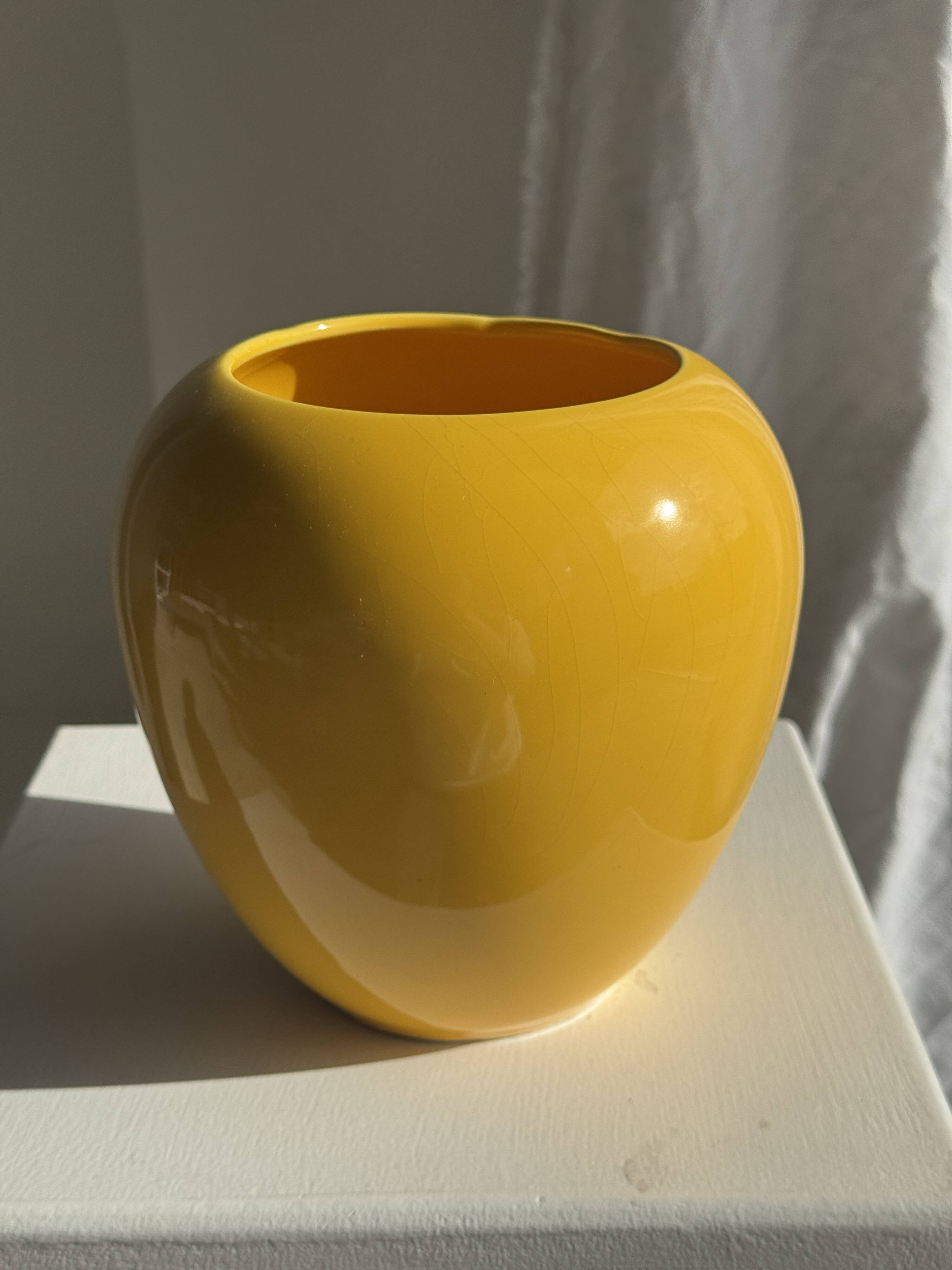 Small yellow spherical vase from the 90s, H10 D16