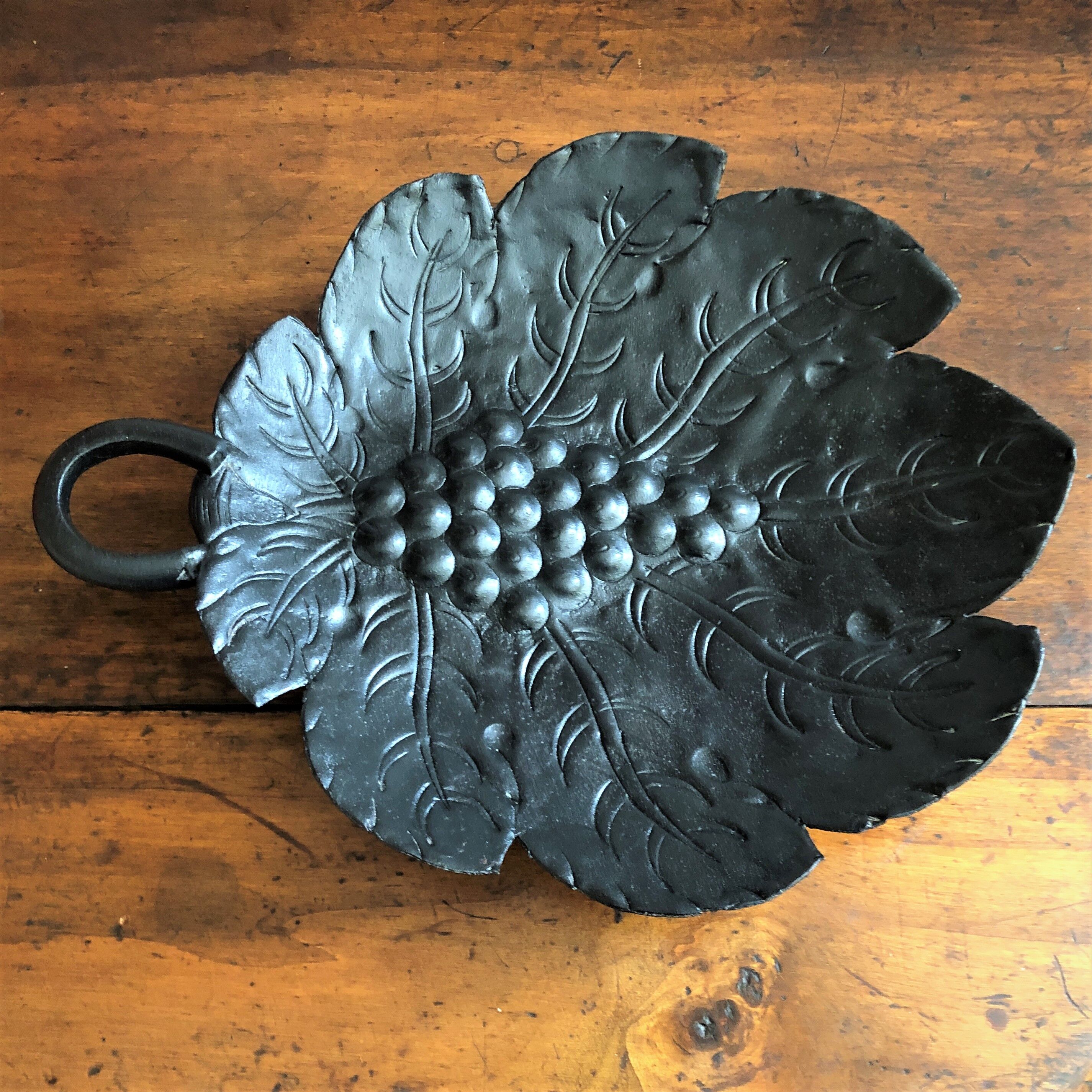 Vide-poche ou plat métal feuille de vigne et grappe de raisin