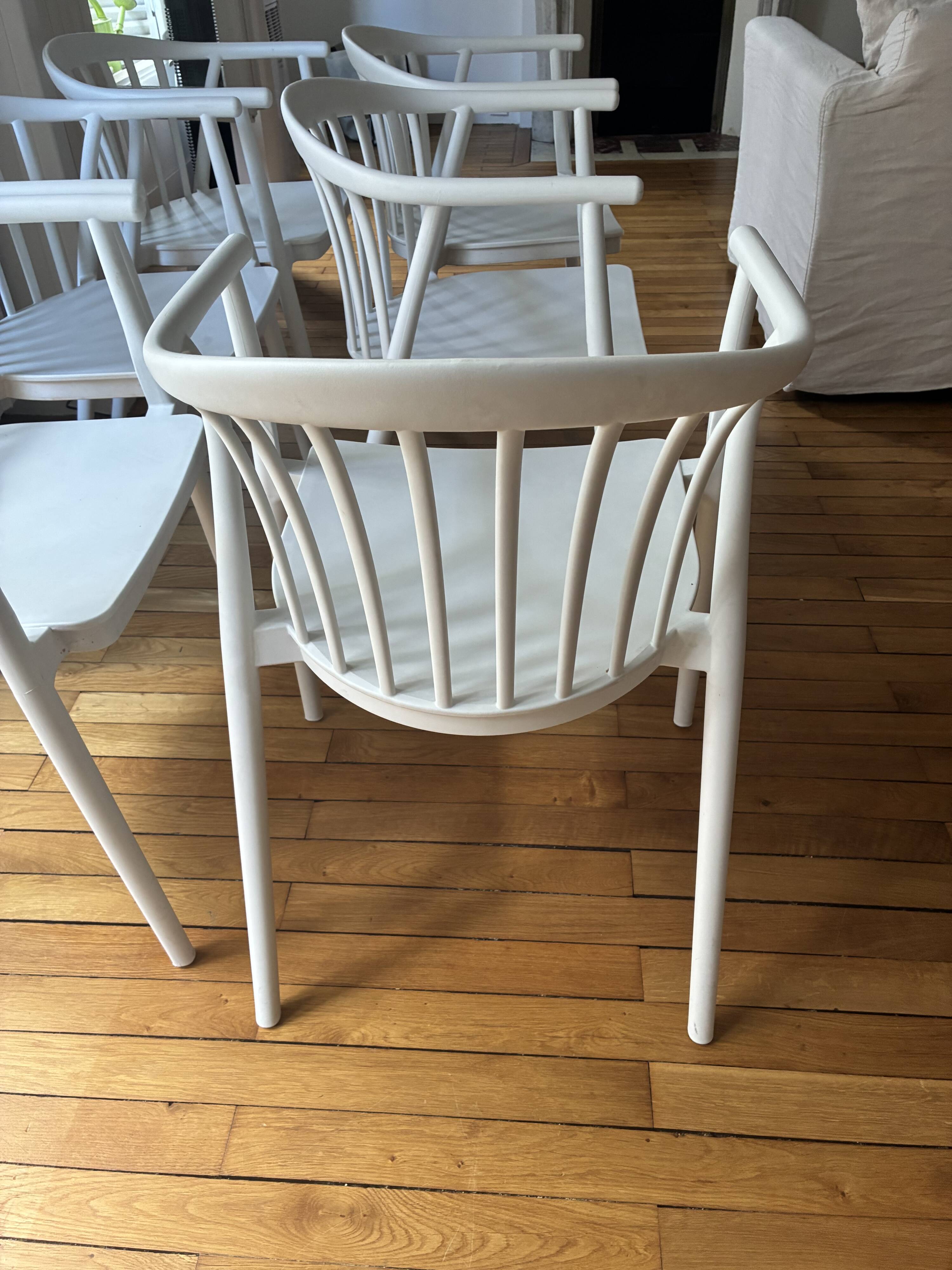 Chaises en bois peintes en blanc