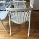 Chaises en bois peintes en blanc