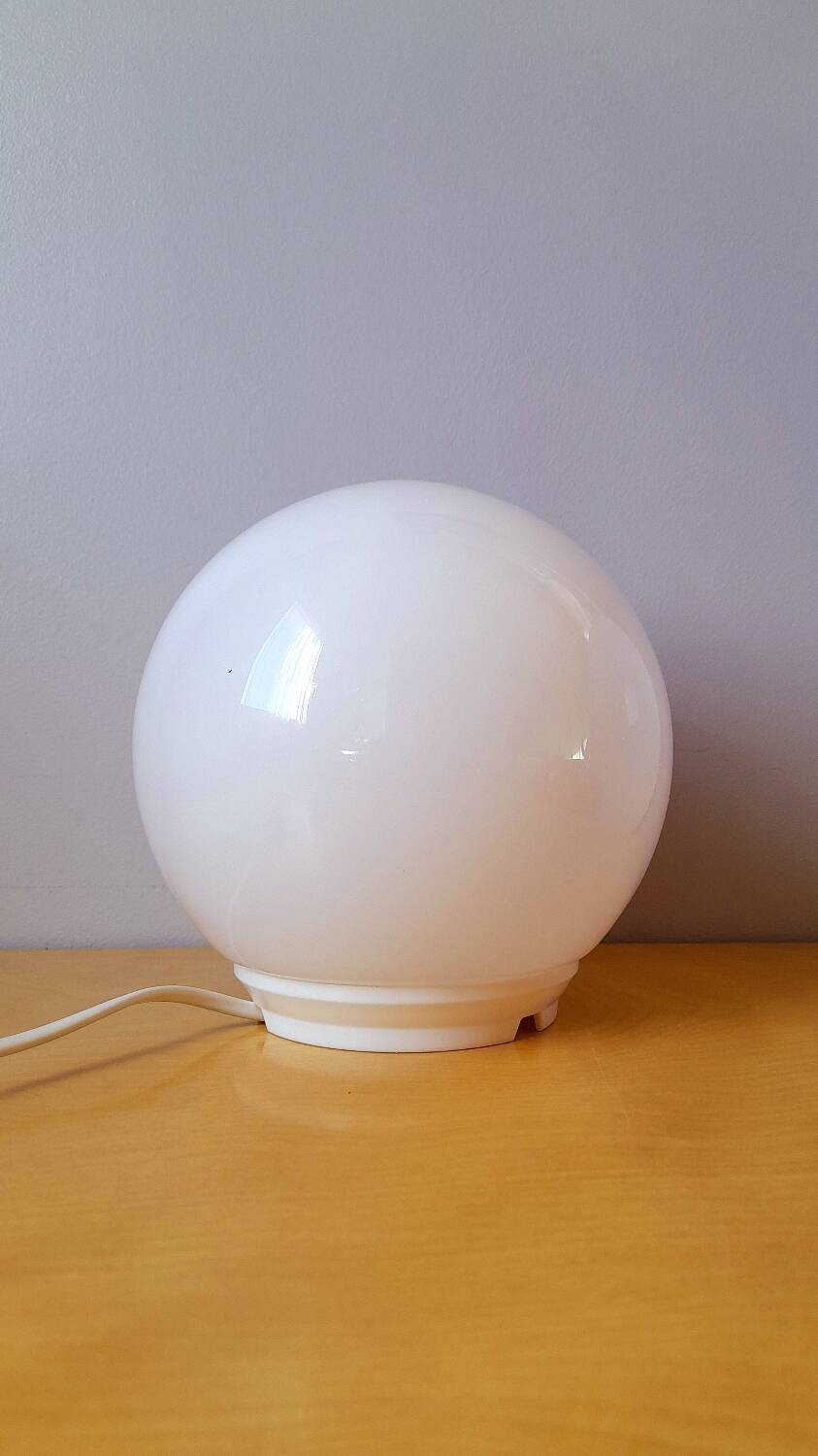 Lampe globe en opaline, Ikea.