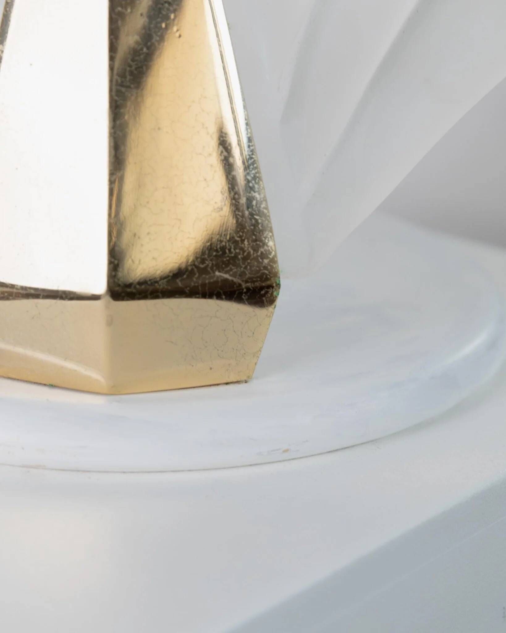 Large vintage Murano glass table lamp – leaf-shaped glass – white, gold metal base – Italy 1980s