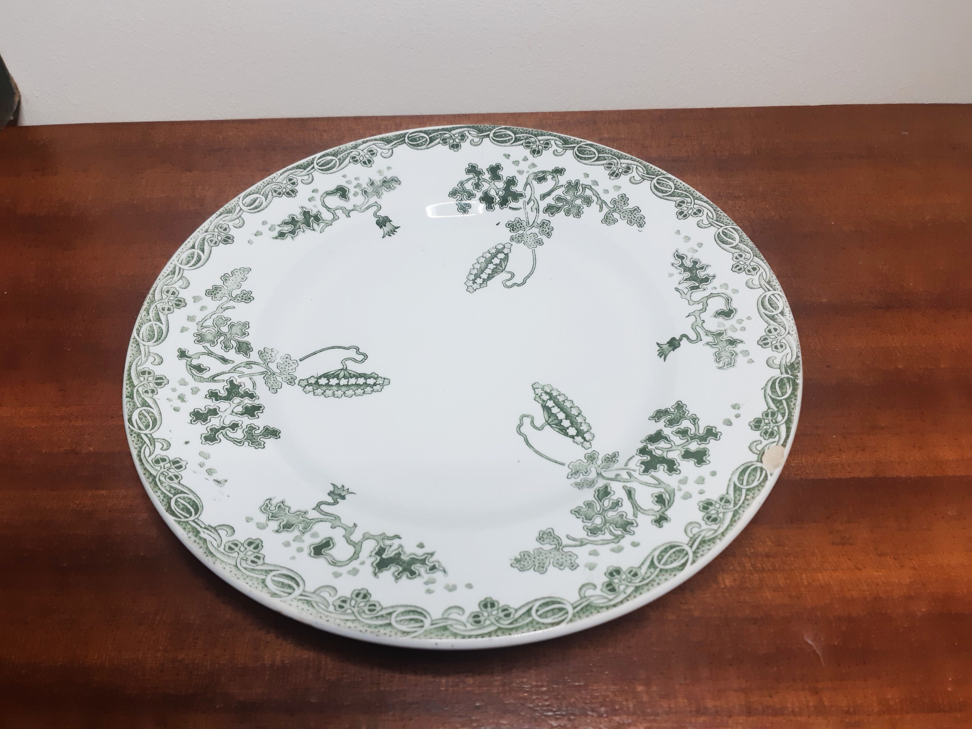 Flat plate in faience of Saint Amand and Hamage, Iron earth, Modern Style, green color