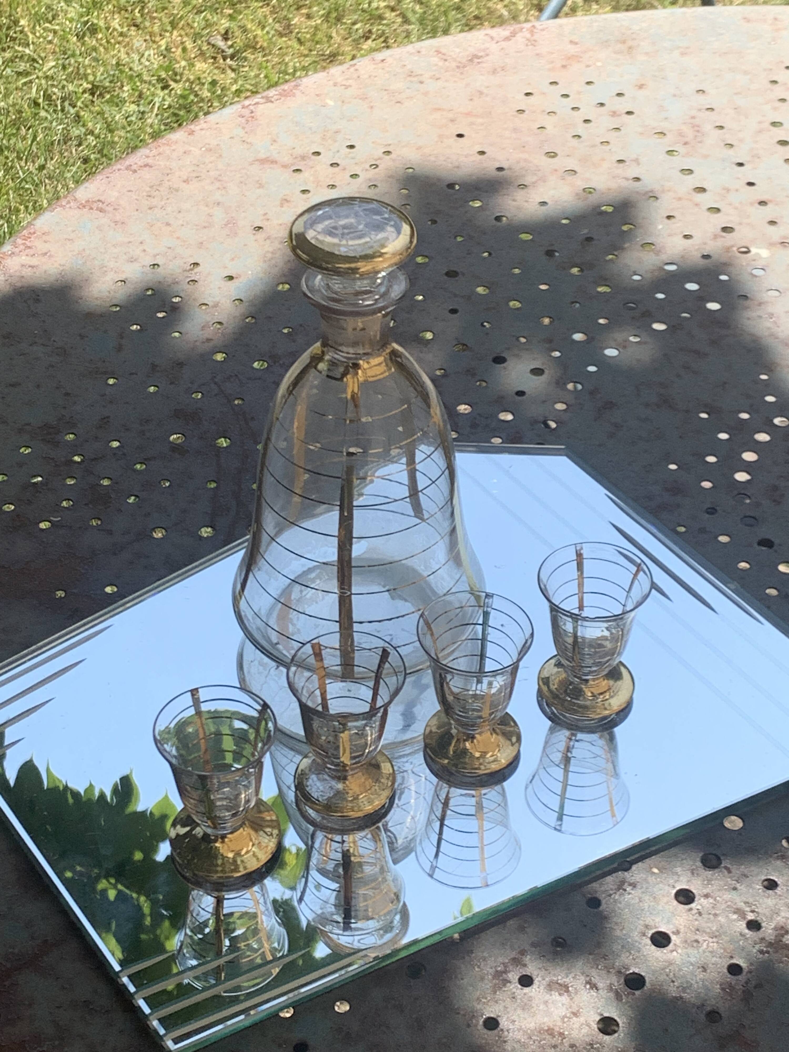 Service a liqueur compose d une carafe et de 4 petits verres à liserés dore