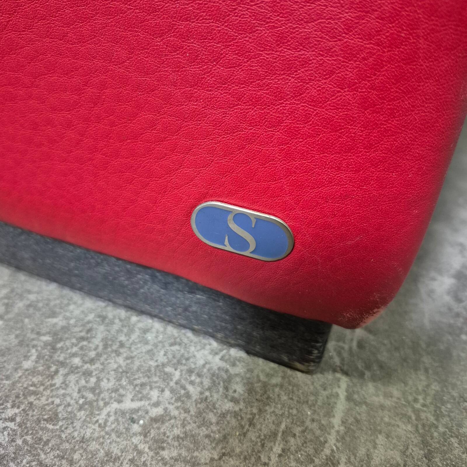 Desede DS50 avec pouf en cuir rouge, Suisse années 1980.