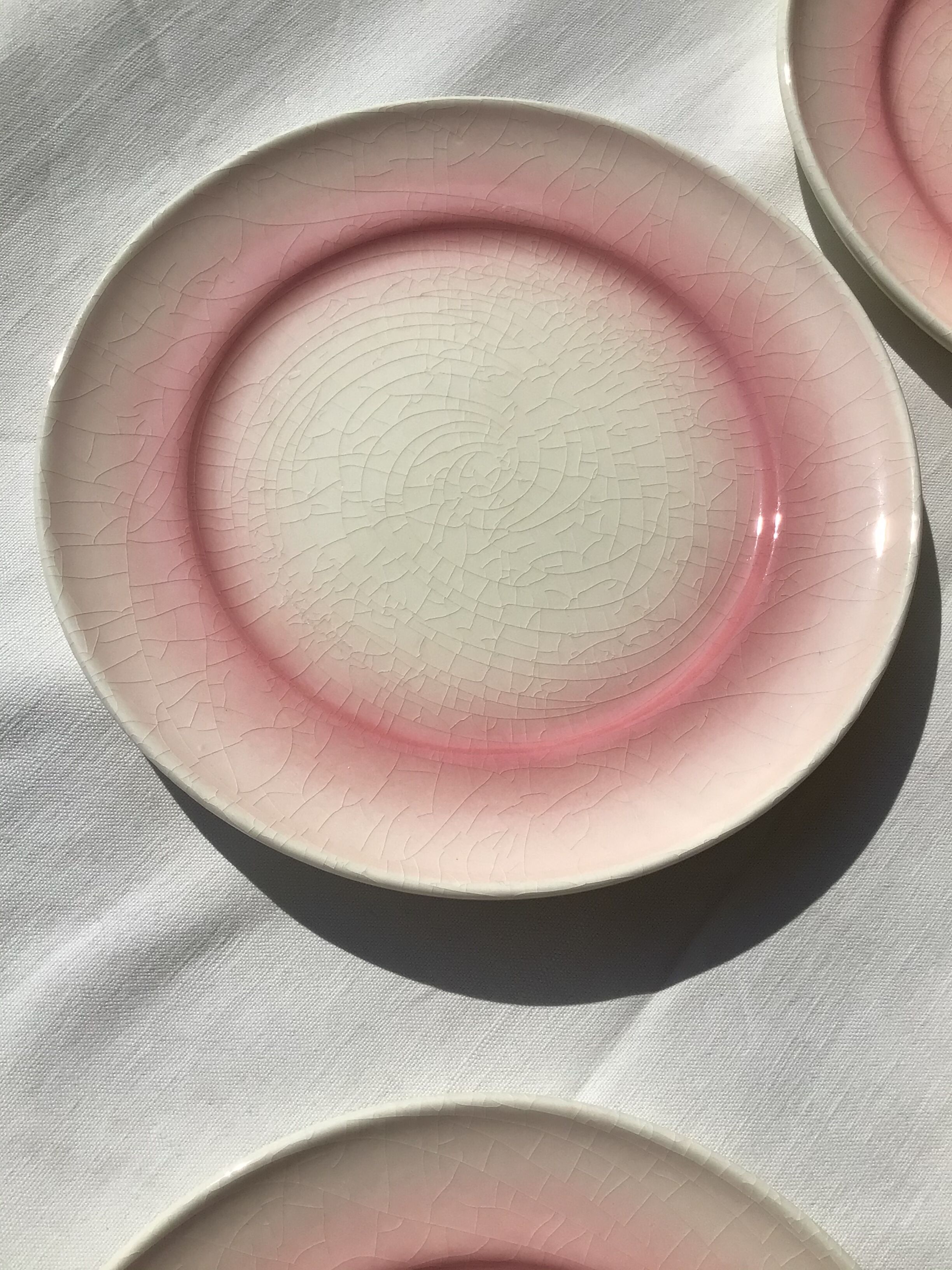 7 assiettes à dessert craquelées rose dégradé