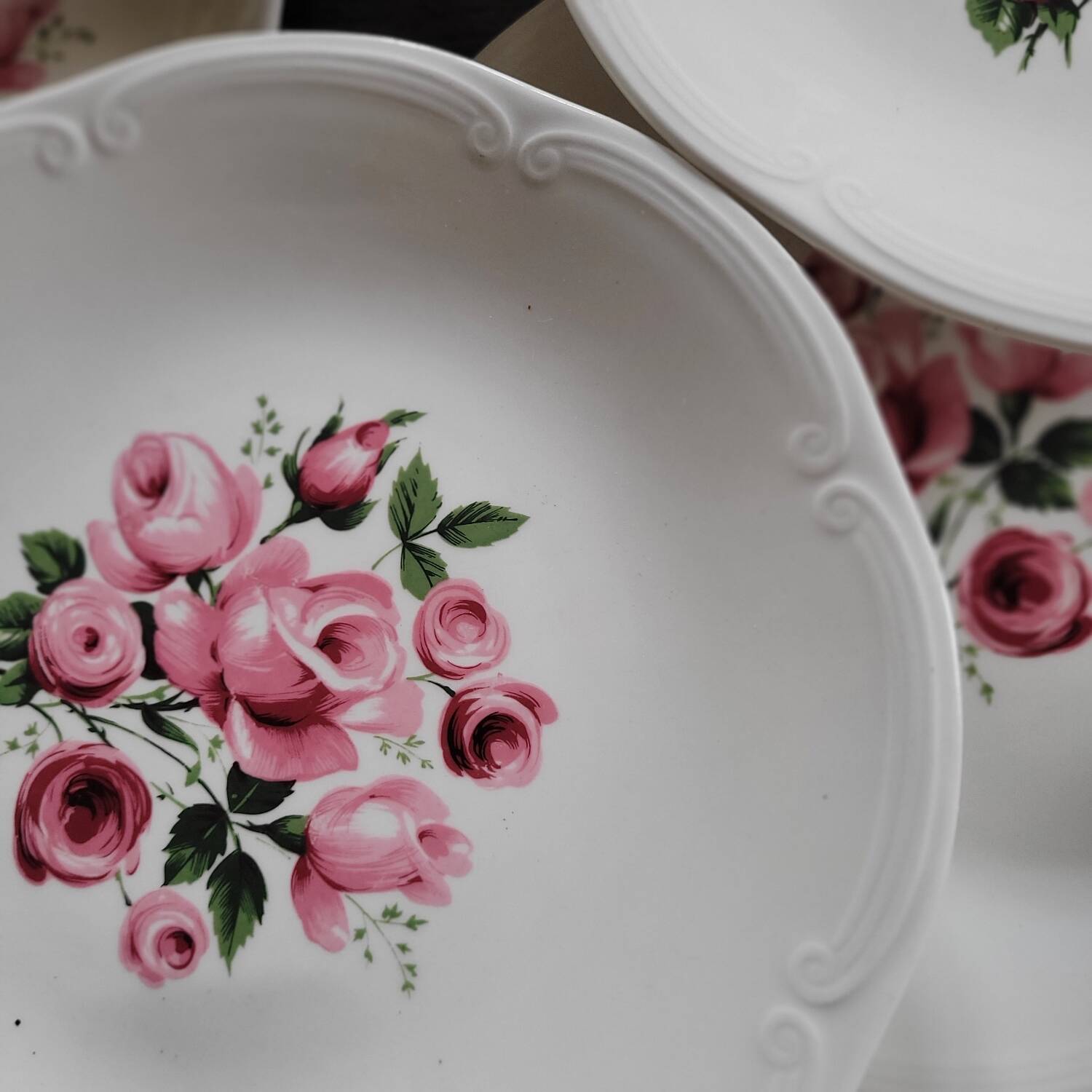 8 Gien dinner plates with rose decoration — 1960s-70s