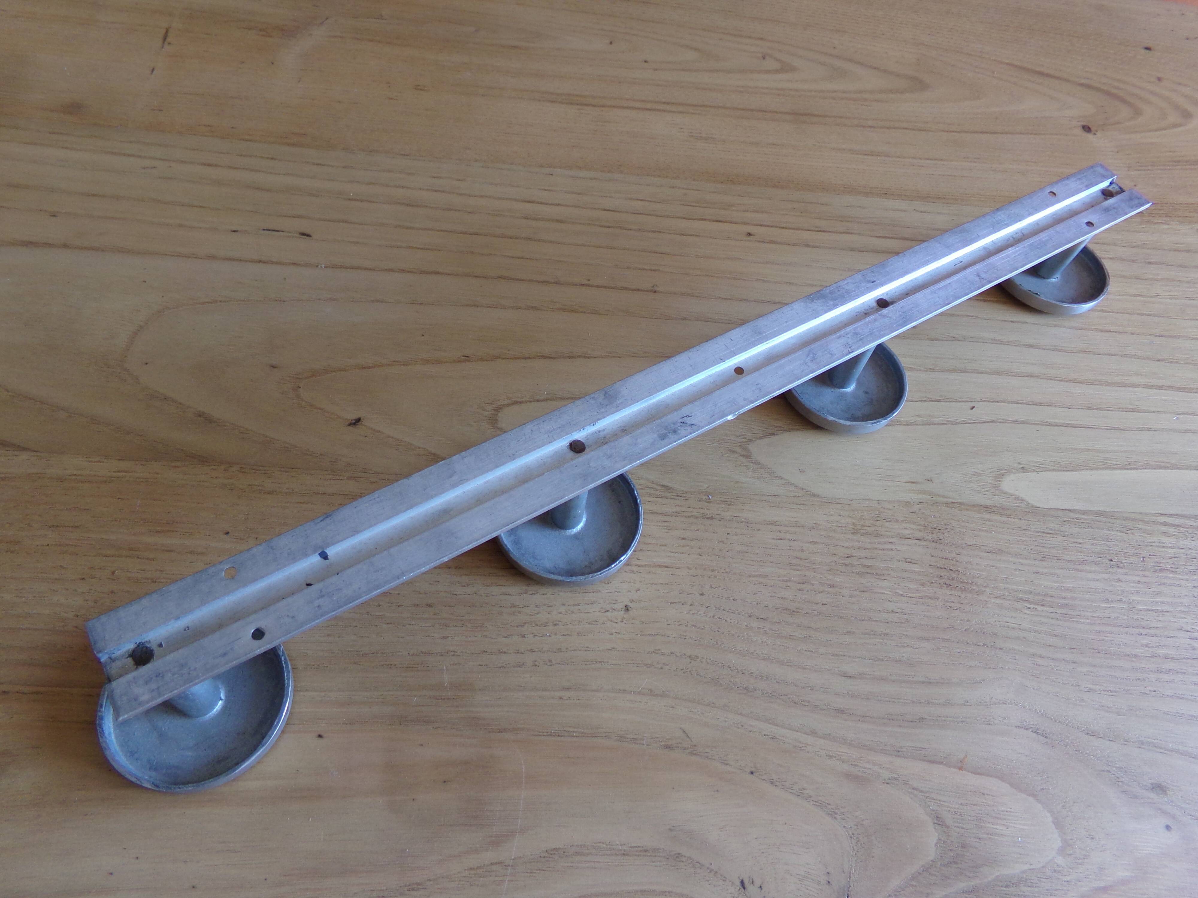 Wall-mounted coat rack 4 aluminum patères