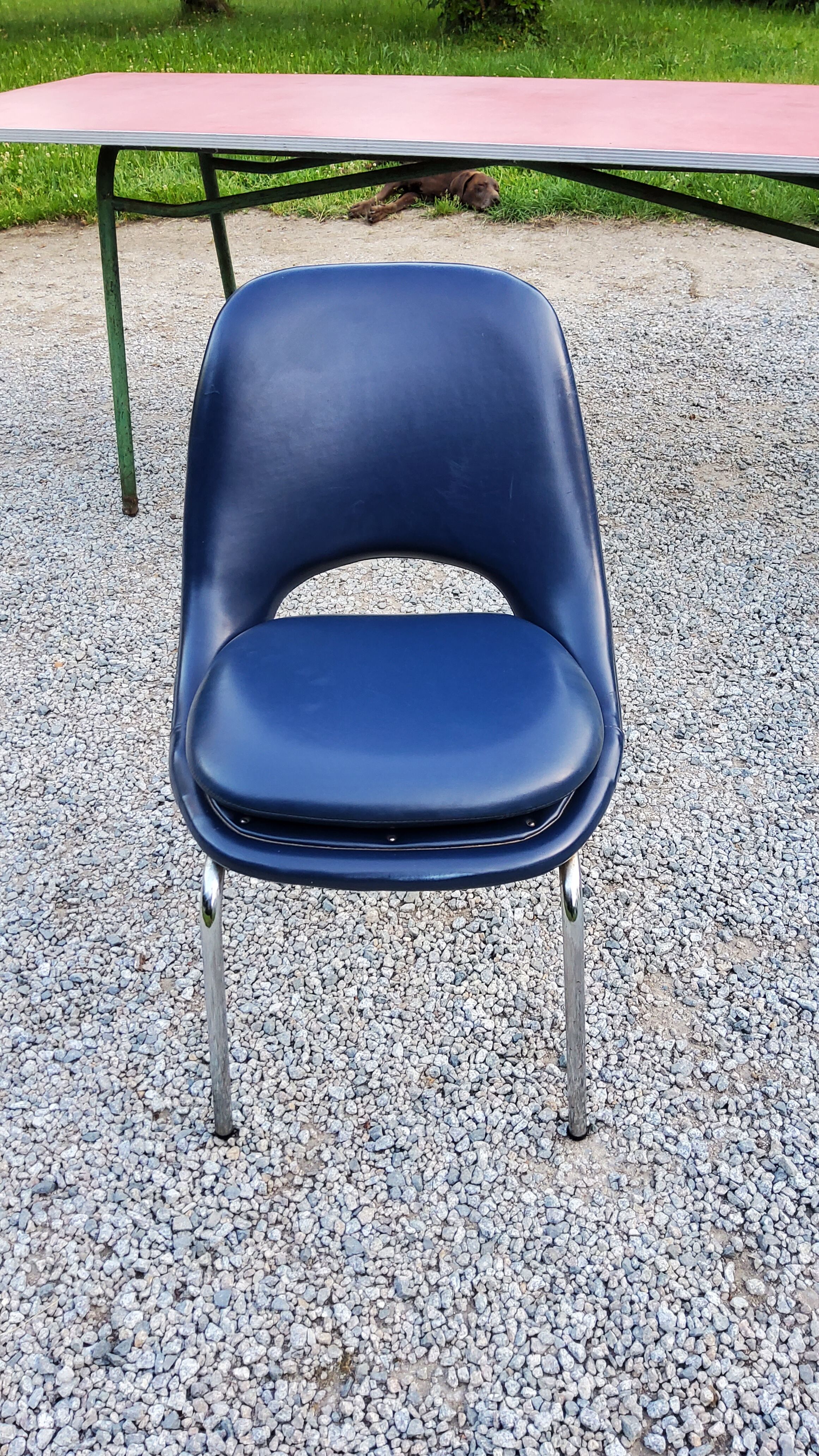 Chaise des années 70 Henry Colomer tubes chromés et skaï bleu marine