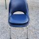 Chaise des années 70 Henry Colomer tubes chromés et skaï bleu marine