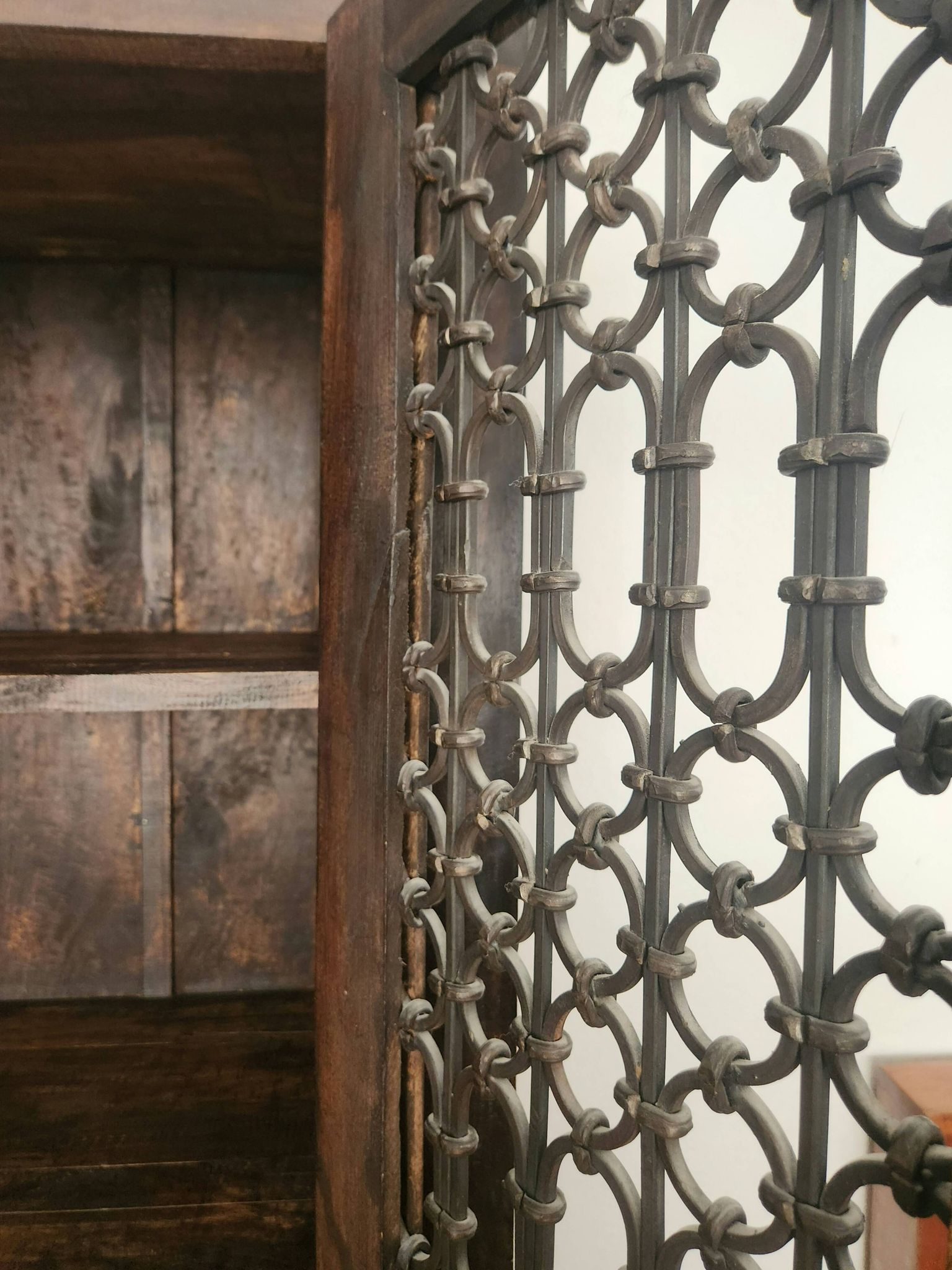 Massiv antik kolonial Schrank geschnitzt Holz Türen Gusseisen Gitter, Bali