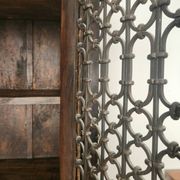 Massiv antik kolonial Schrank geschnitzt Holz Türen Gusseisen Gitter, Bali