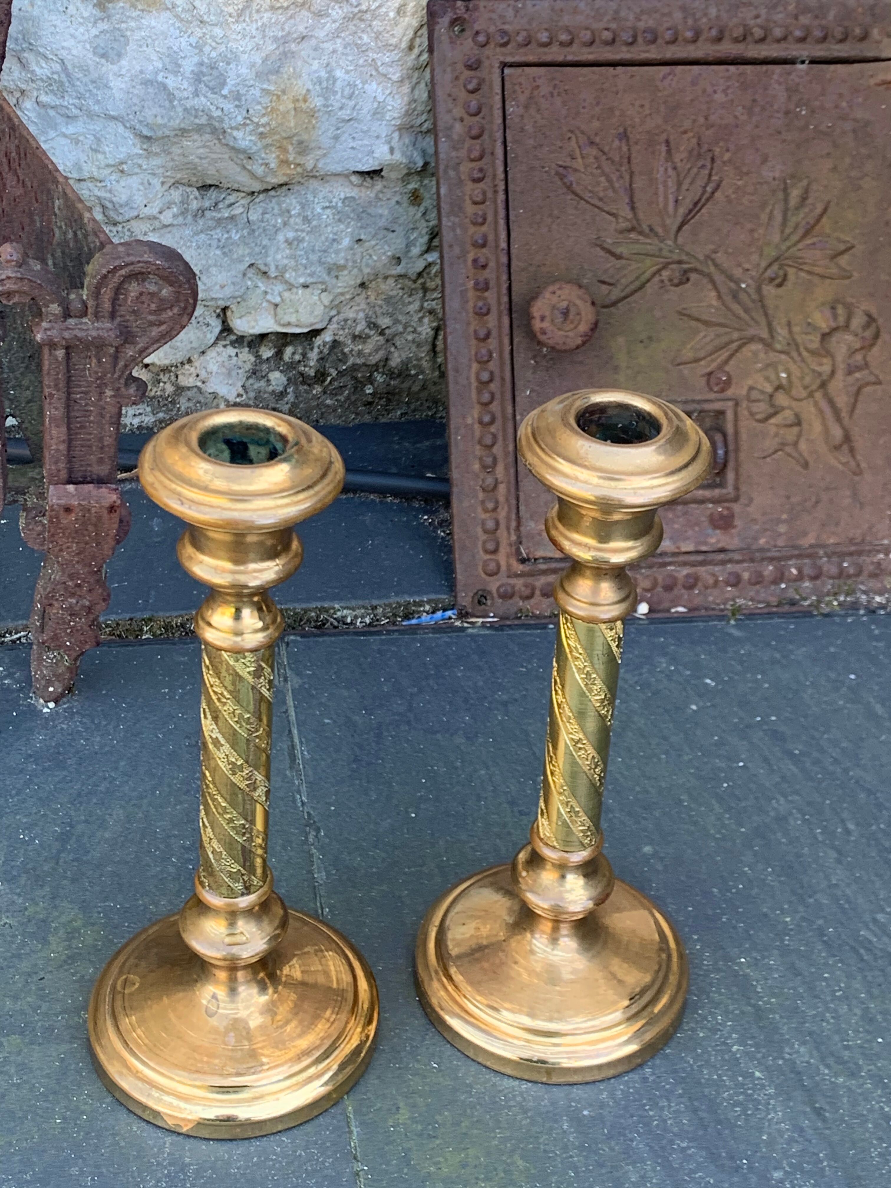 Set of two candlesticks in brass dore, pattern of ivy leaves chiseles on the columns, vintage