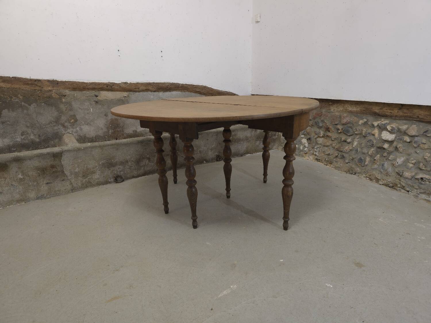 Extendable half-moon round oak table for 2 to 8 people