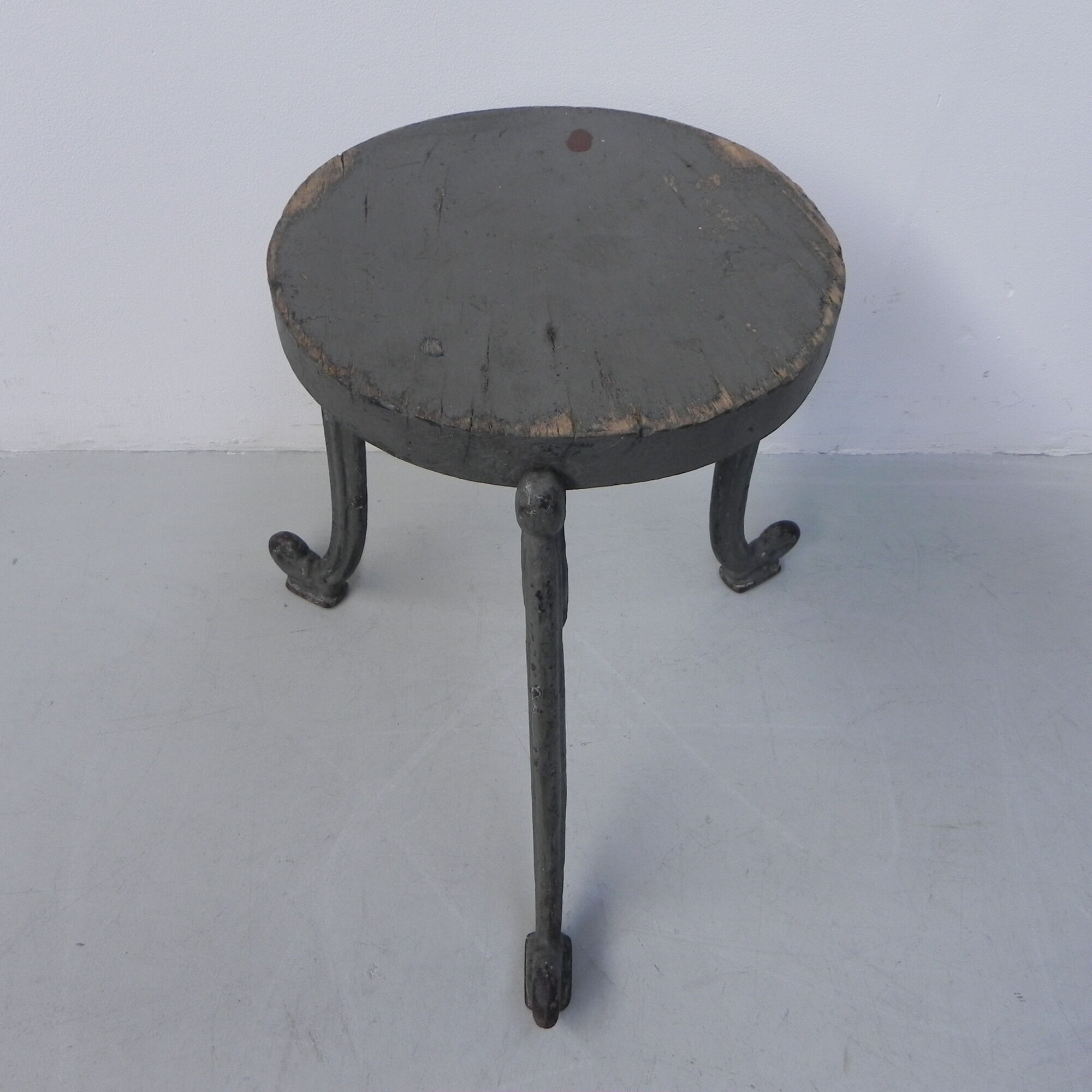 Art Nouveau stool on 3 cast iron legs