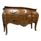 Commode sauteuse galbée de style louis XV en marqueterie de bois précieux vers 1900