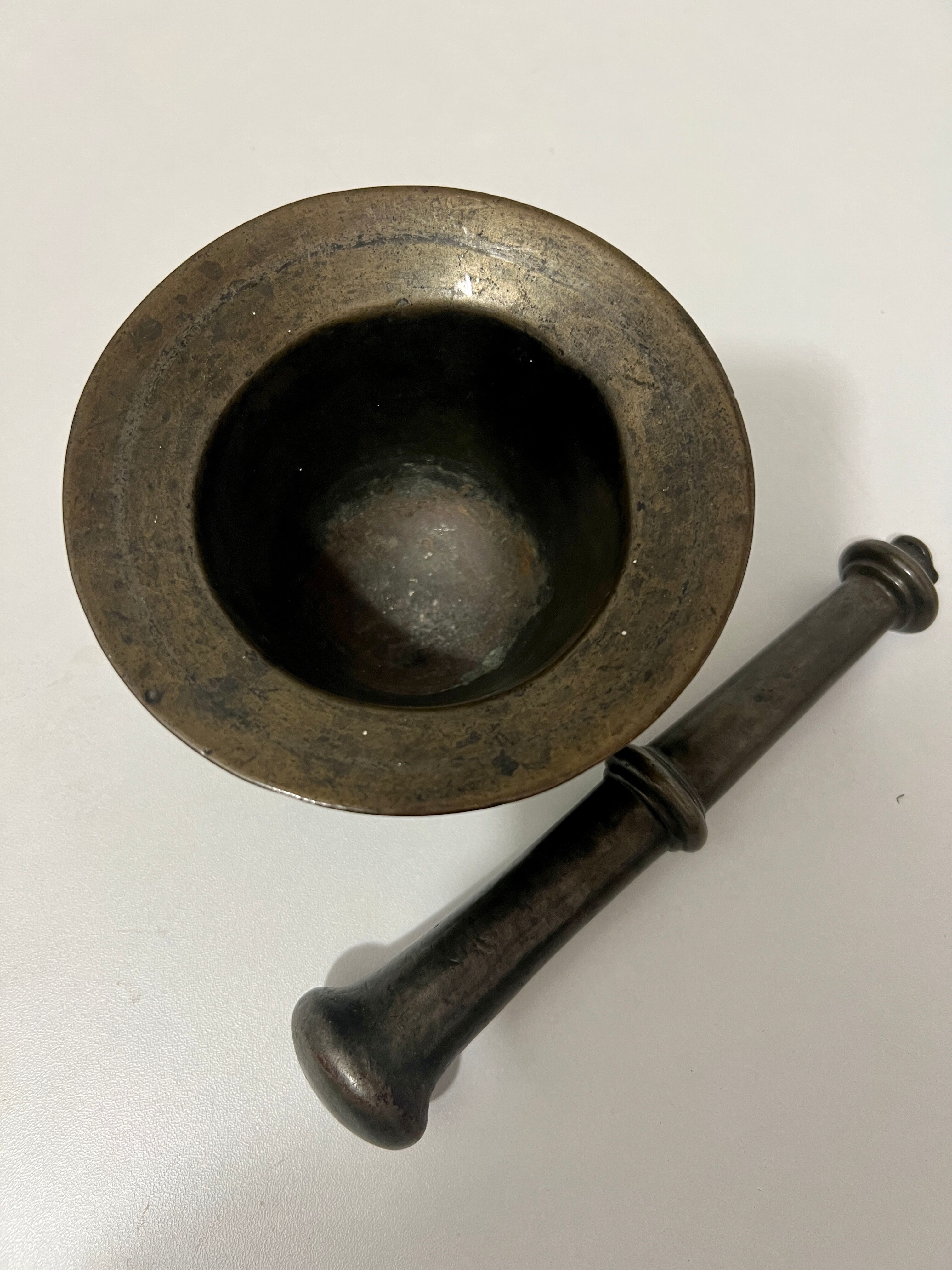 Mortar and pestle fins bronze seventeenth