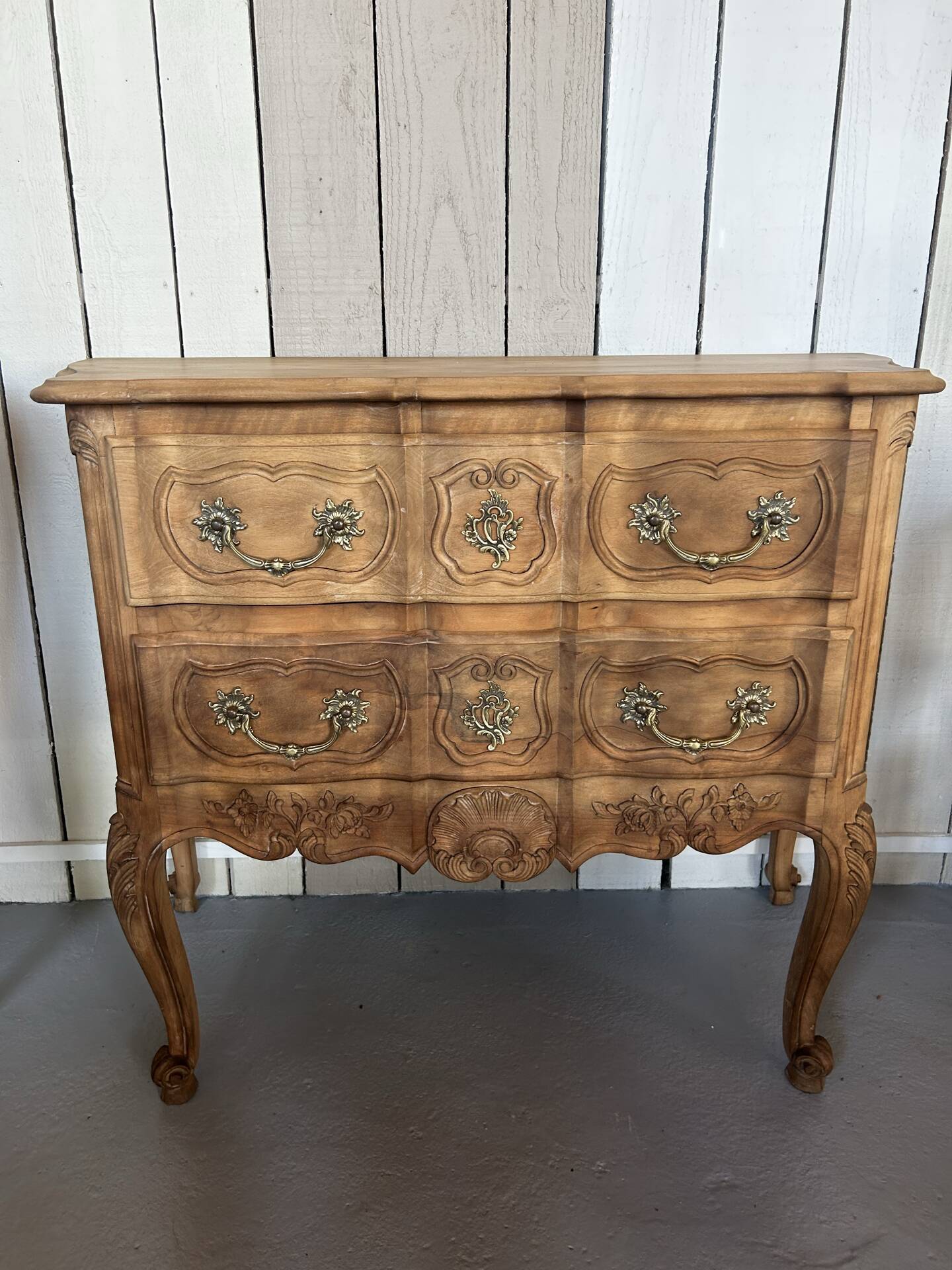 Commode sauteuse de style Louis XV en merisier massif