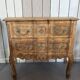 Commode sauteuse de style Louis XV en merisier massif