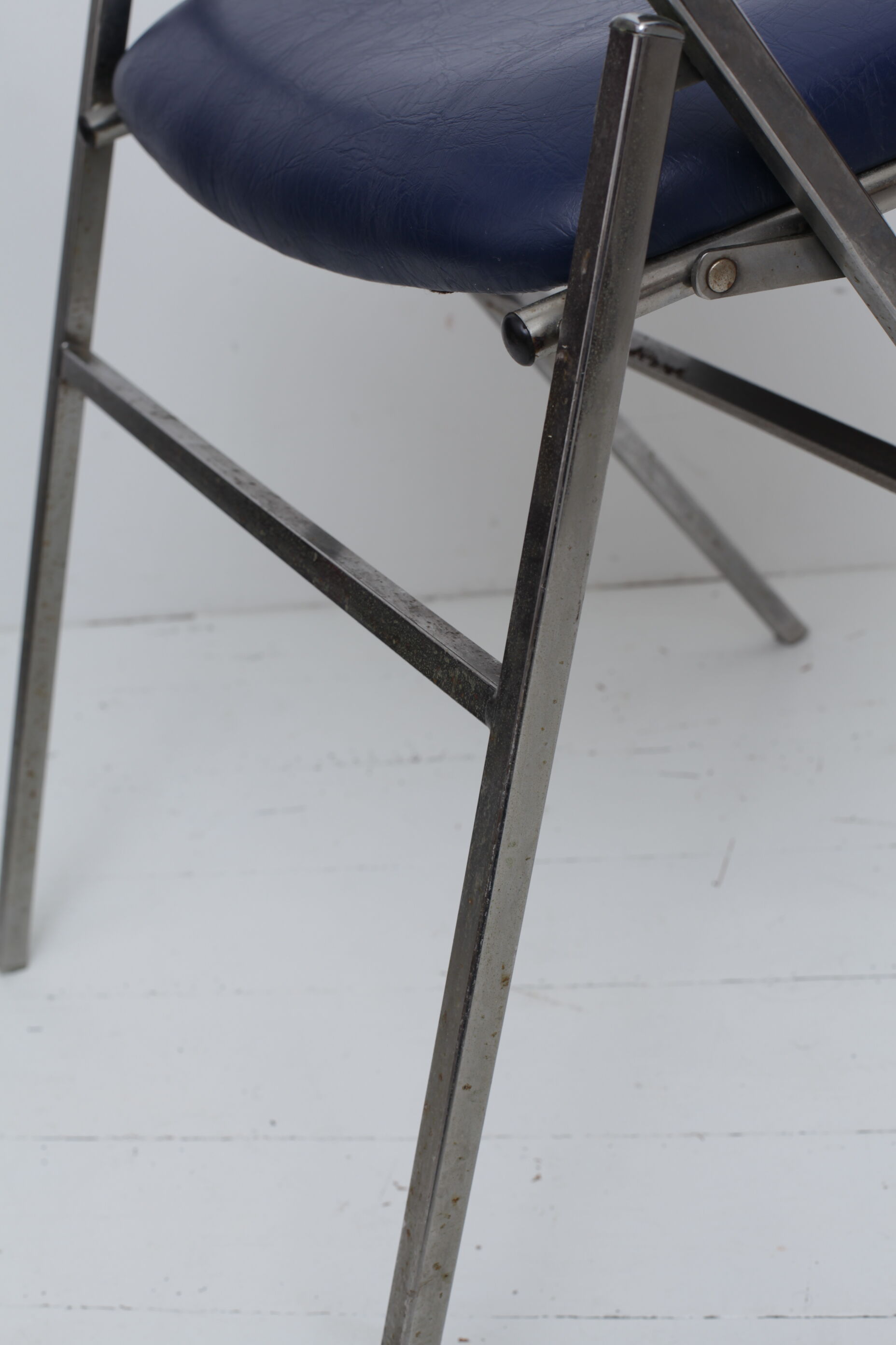 Folding blue skaï chair - chrome legs