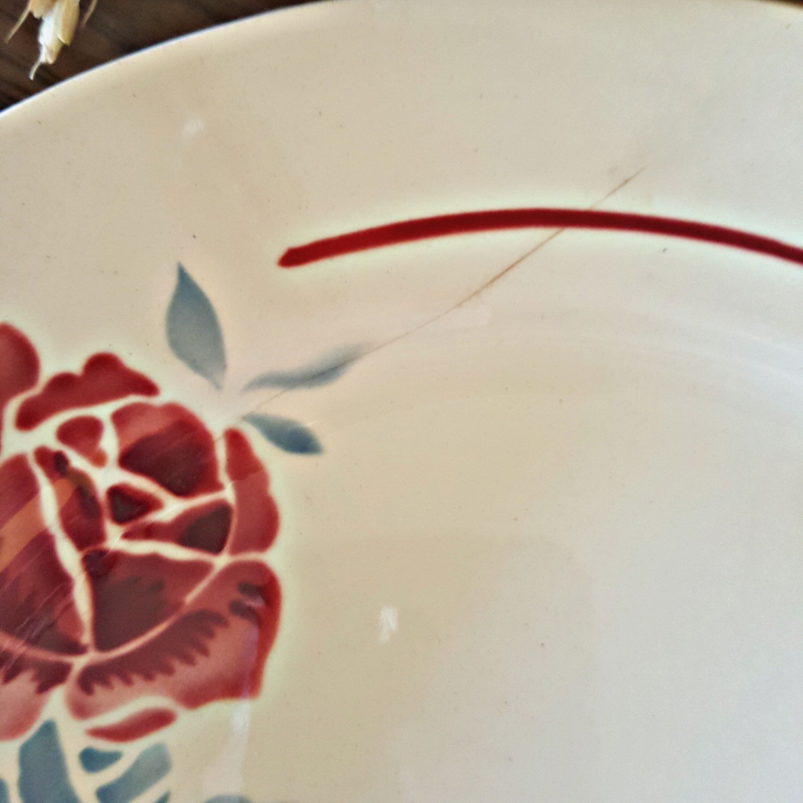 5 flat plates (floral pattern) mismatched: Badonviller (2+2) and a K&G Lunéville model Chantal